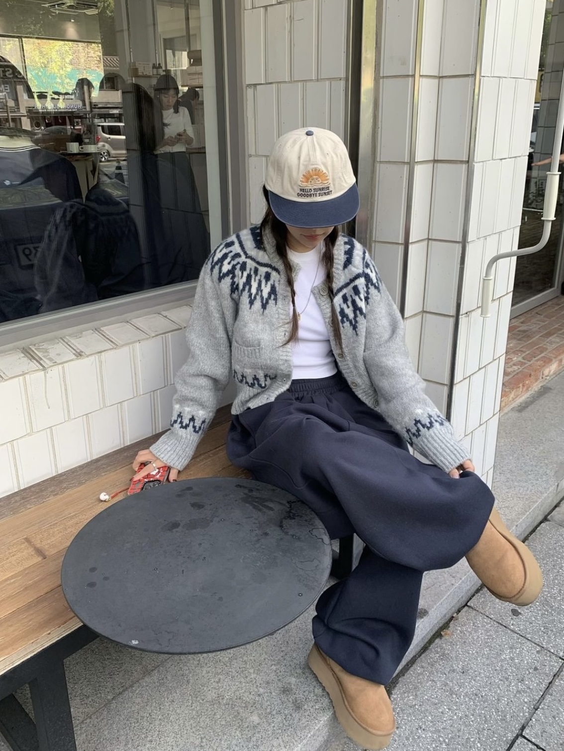 Hello Sunrise 90s Logo 6Panel Cap Beige & Navy, (W) UGG Classic Mini Platform Boots Chestnut 착용 스타일 - 1