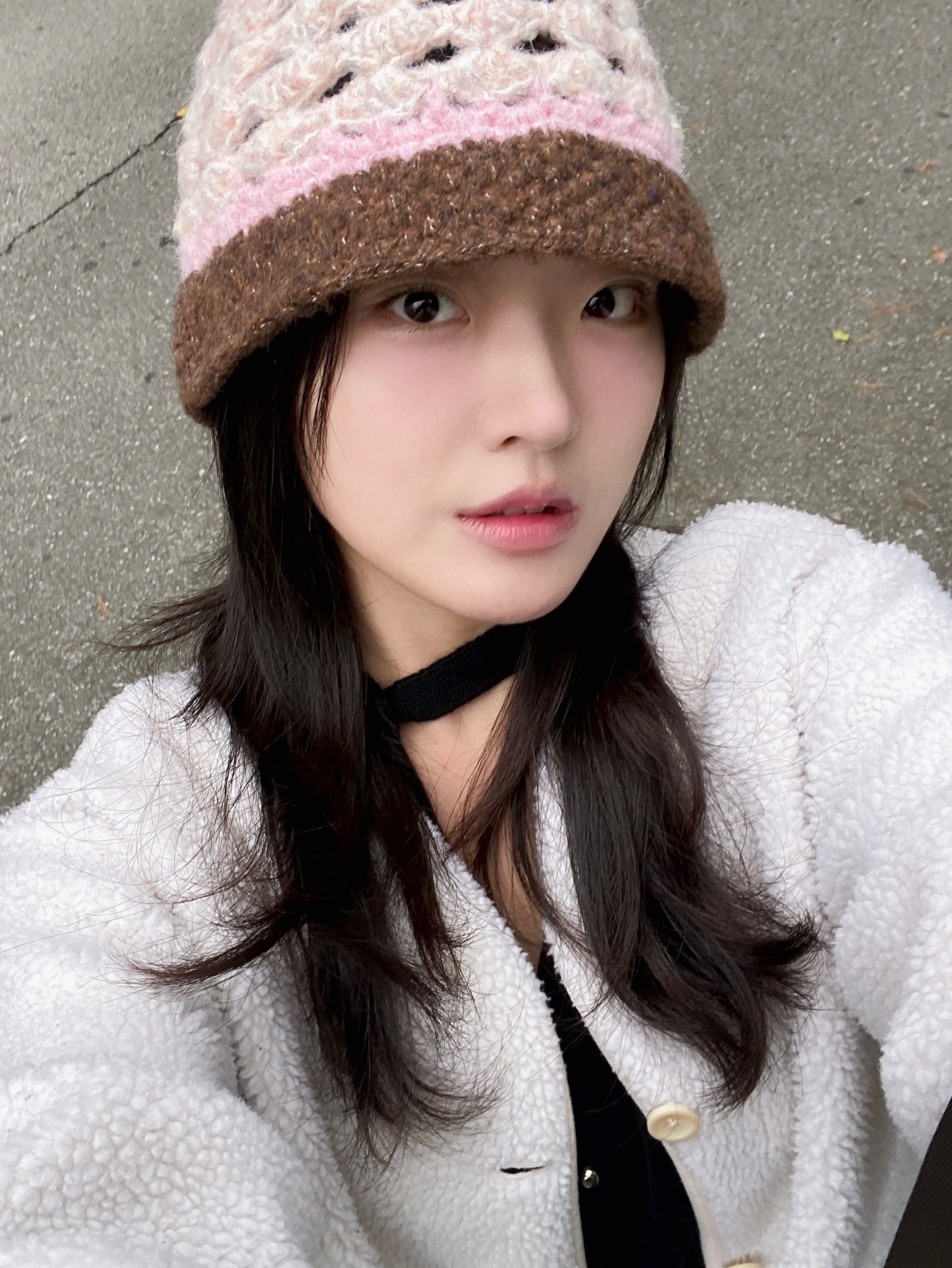Allincomplete Shell Crochet Hat Pink & Brown 착용 스타일 - 2