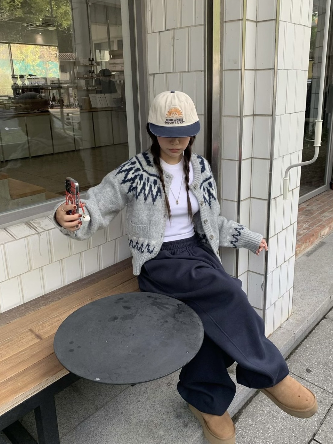 Hello Sunrise 90s Logo 6Panel Cap Beige & Navy, (W) UGG Classic Mini Platform Boots Chestnut 착용 스타일 - 2