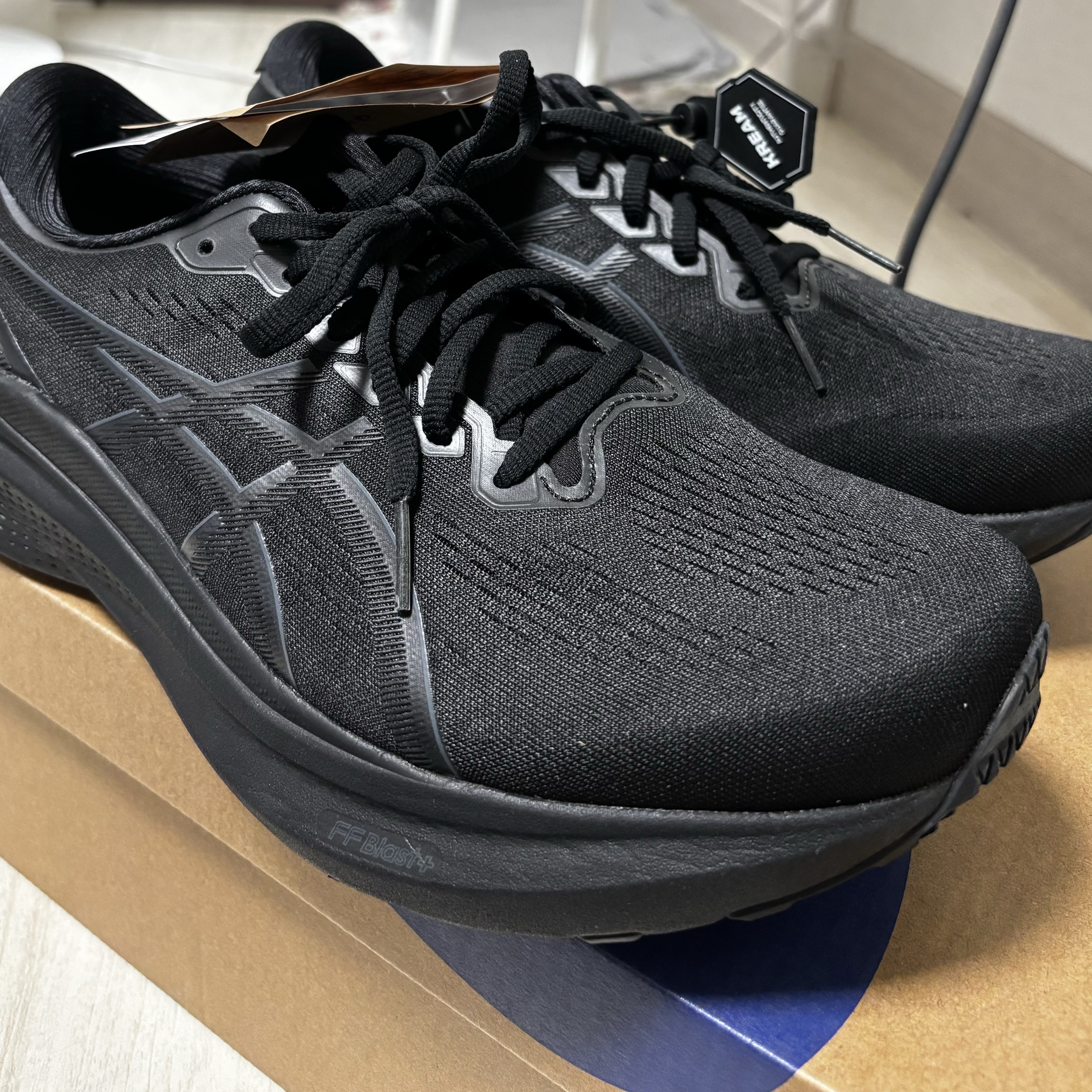 Asics Gel-Kayano 30 Black - 4E Extra Wide 착용 스타일
