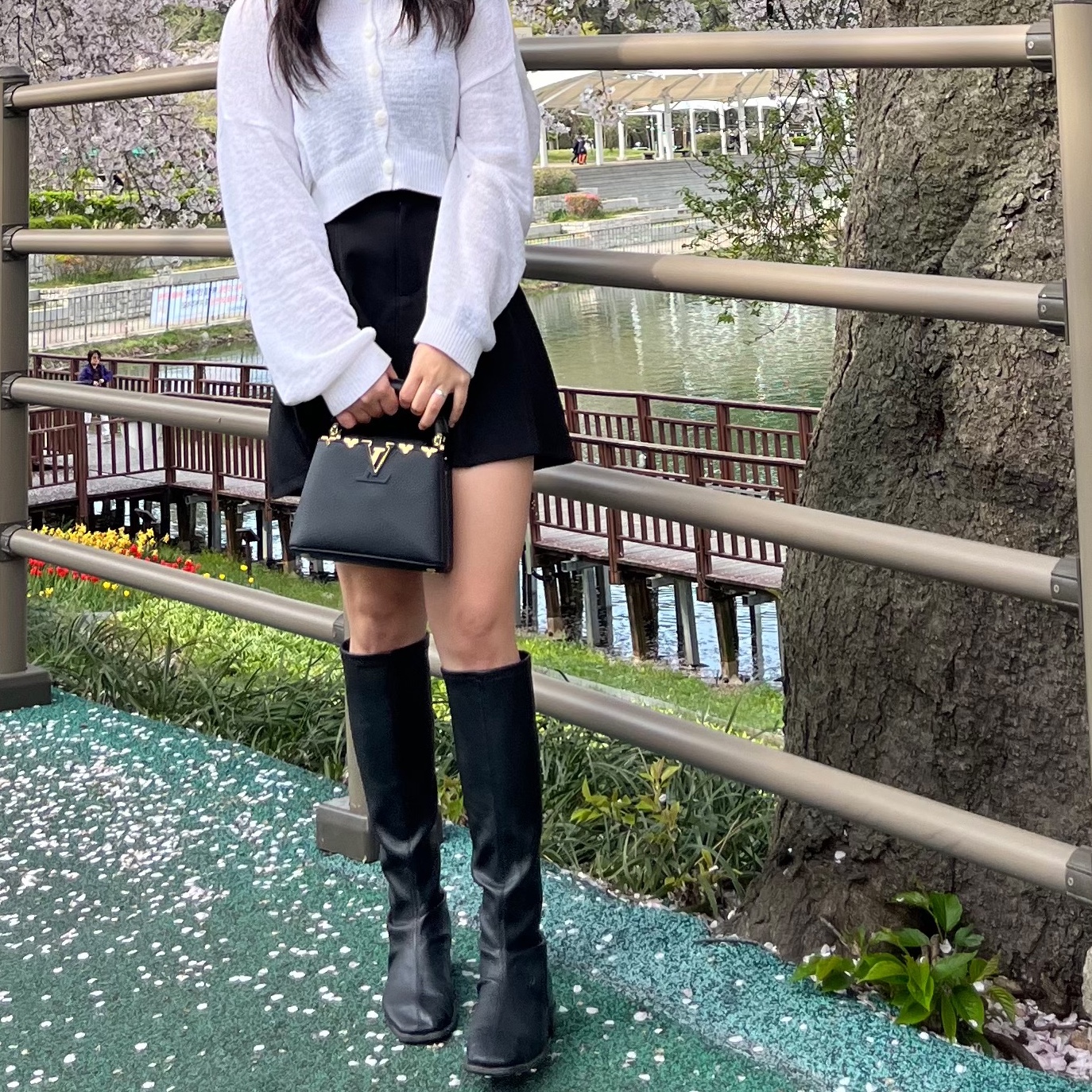 Louis Vuitton Capucines Mini Black 착용 스타일