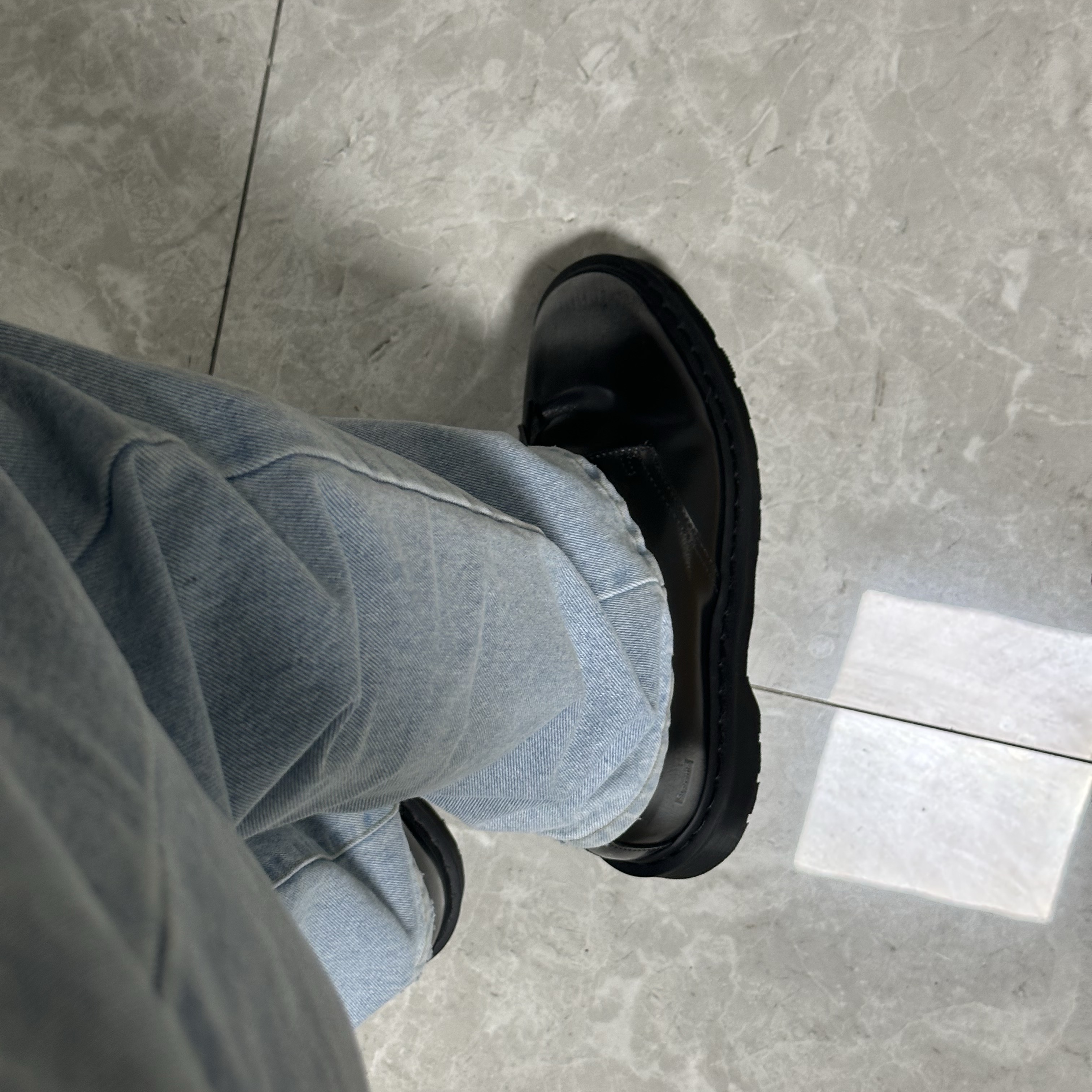 Dr. Martens x Supreme 1461 Gray Silver 착용 스타일 - 2