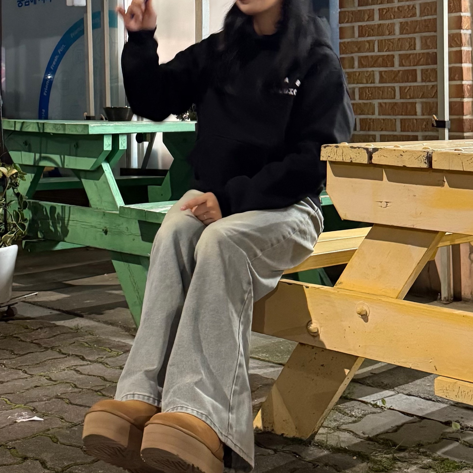 IAB Studio Hoodie Black, (W) UGG Classic Ultra Mini Platform Boots Chestnut 착용 스타일