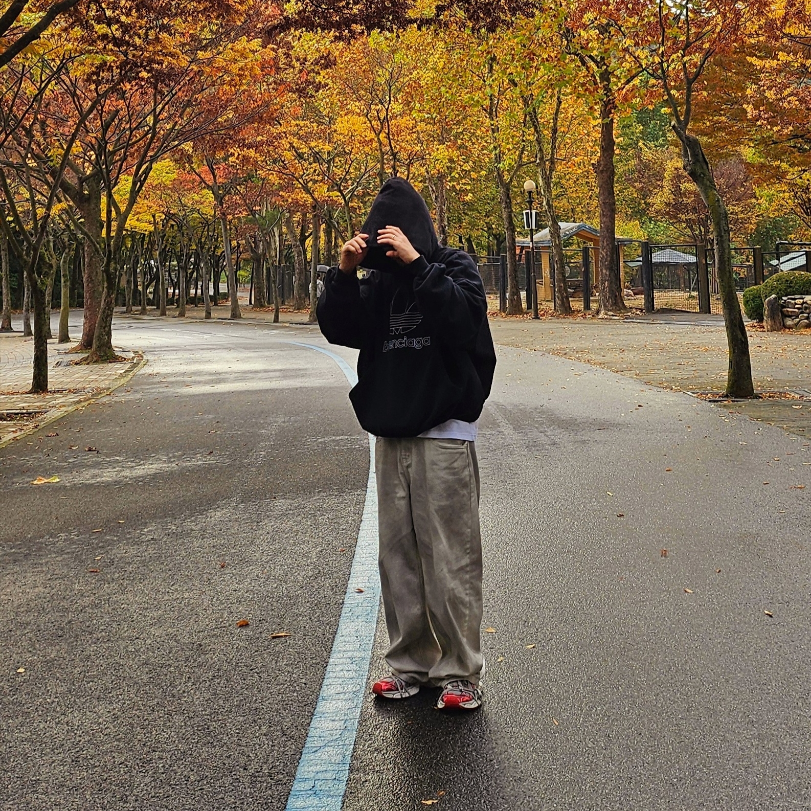 Balenciaga x Adidas Hoodie Large Fit Black, Supreme Small Box T-Shirt White - 24FW 착용 스타일 - 2