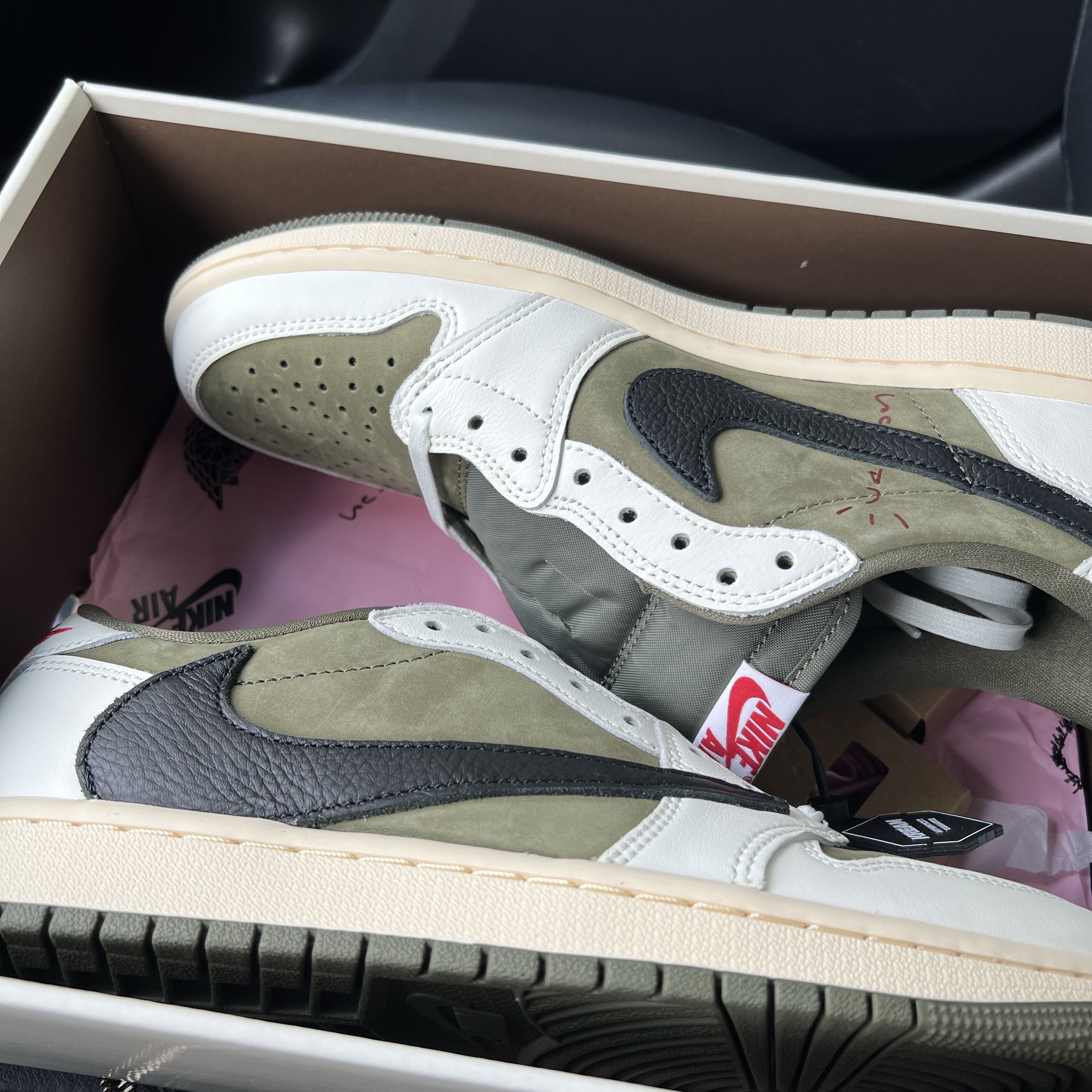Jordan 1 x Travis Scott Retro Low OG SP Reverse Olive 착용 스타일
