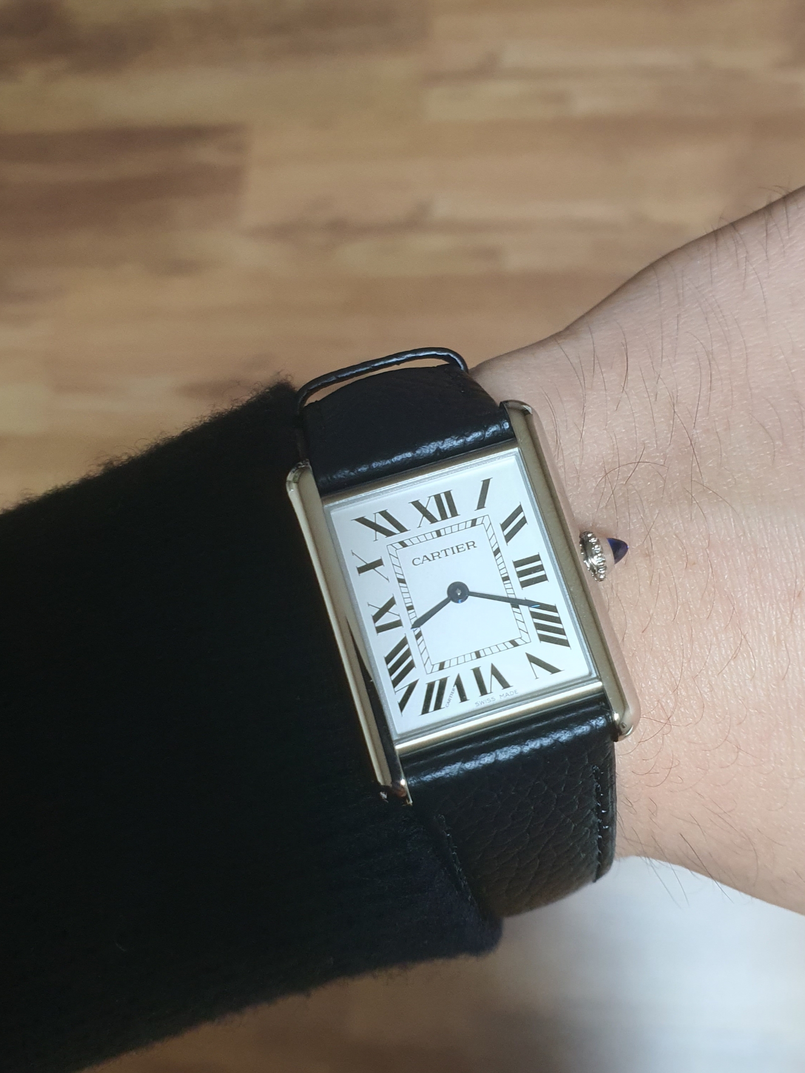 Cartier Tank Must Watch Large Quartz Steel Calfskin Black 착용 스타일