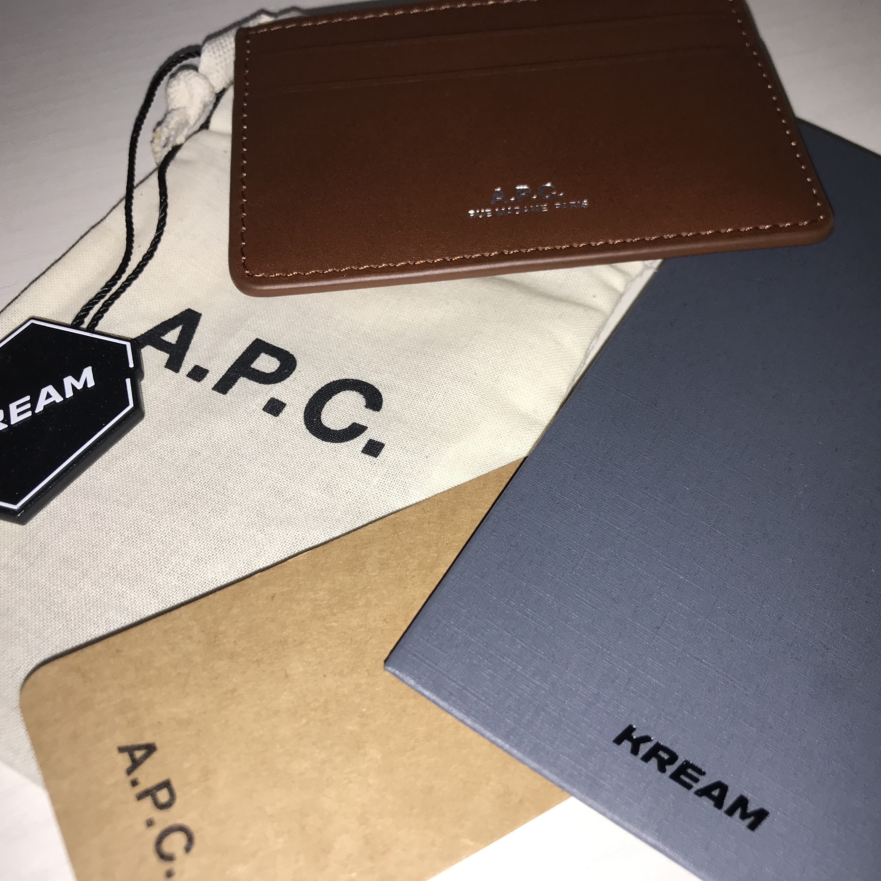 A.P.C. Andre Card Holder Nut Brown 착용 스타일