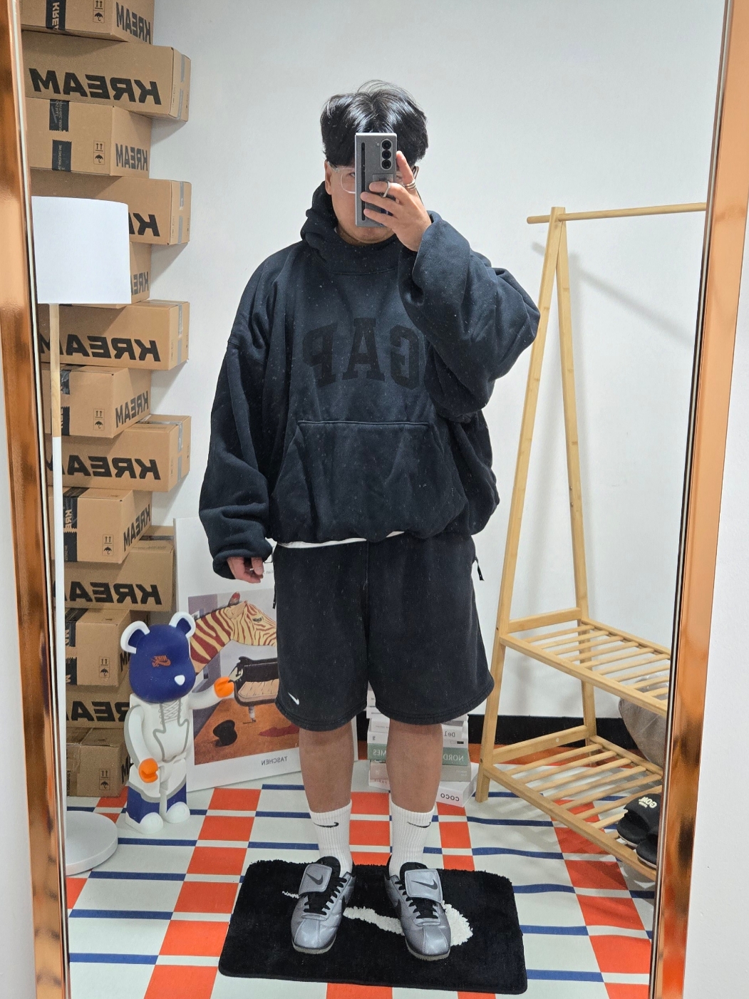 Yeezy Gap Engineered By Balenciaga Dove Hoodie Washed Black 착용 스타일