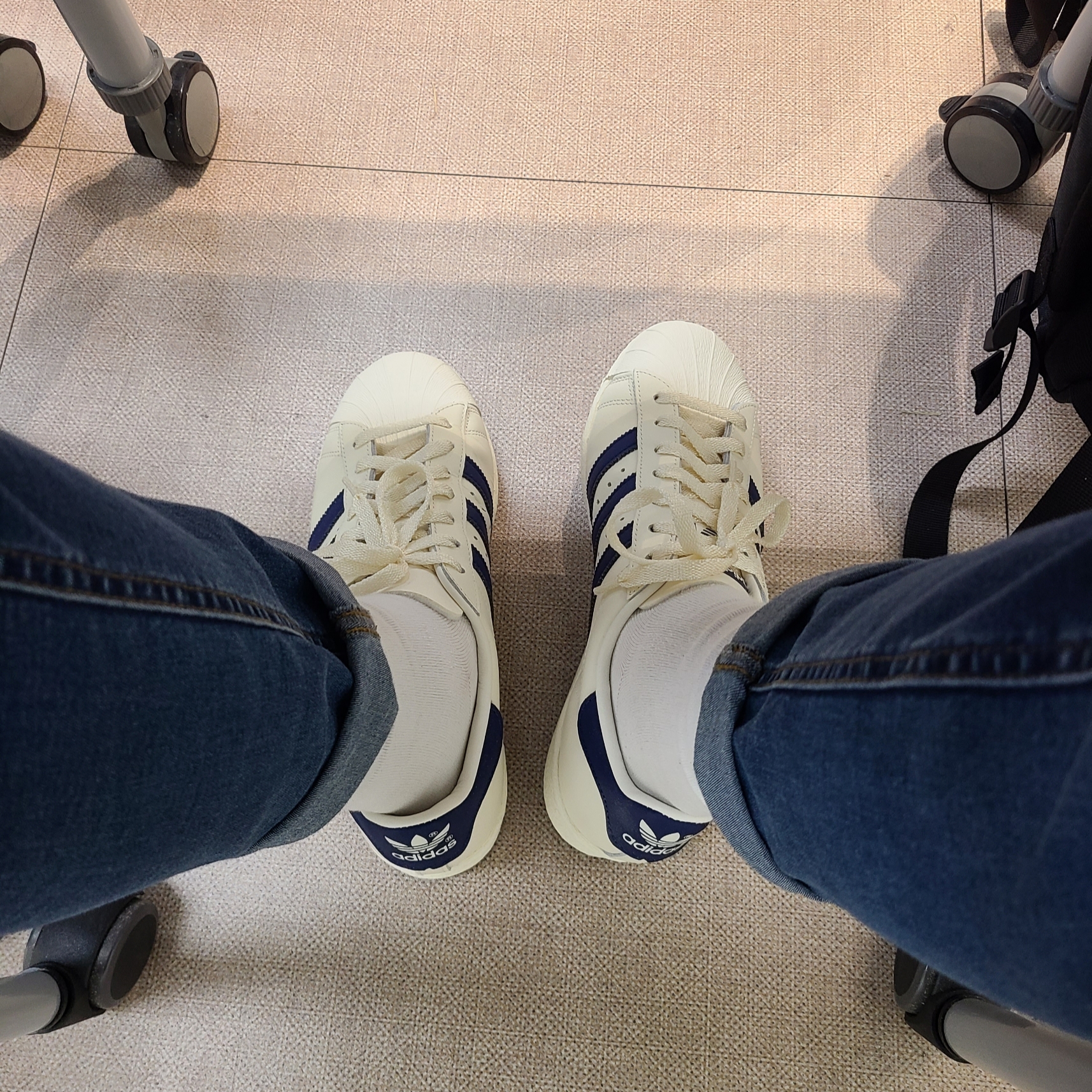 Adidas Superstar 82 White Dark Blue 착용 스타일