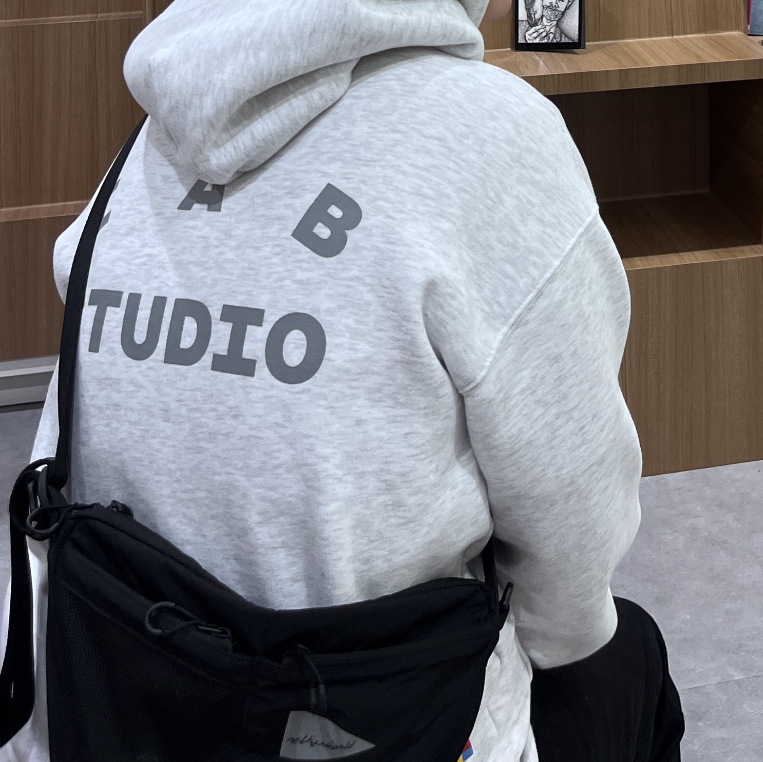 IAB Studio Hoodie Light Gray 착용 스타일
