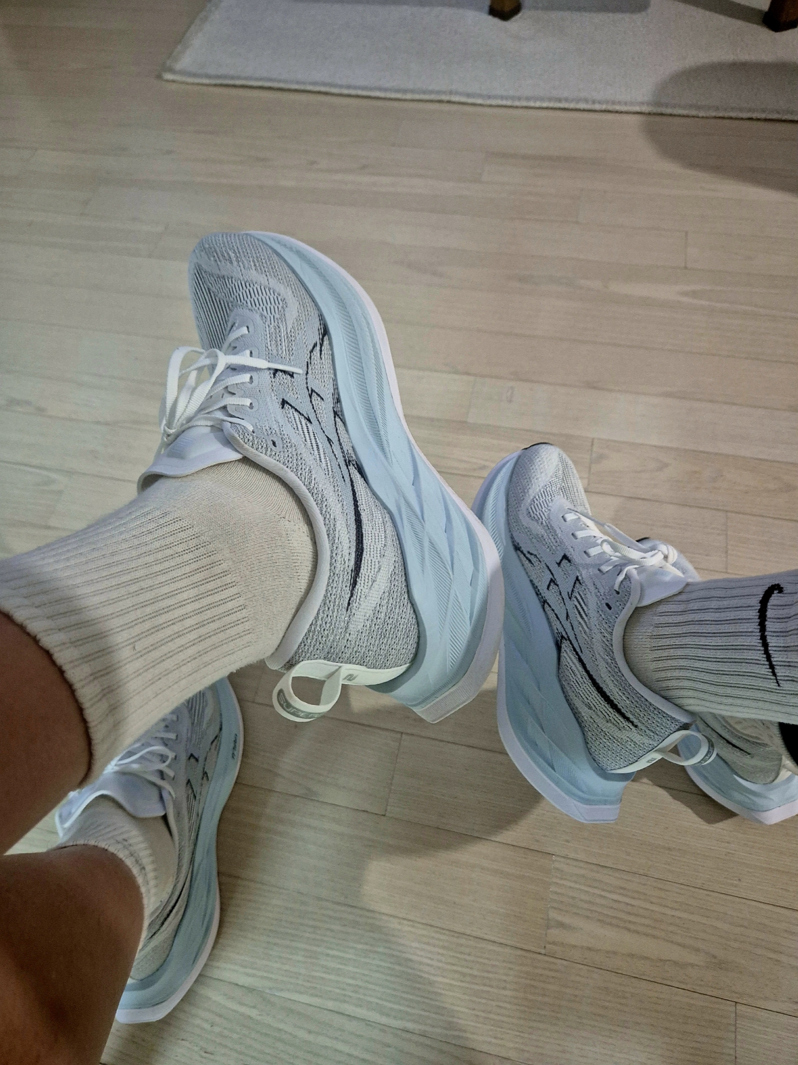 Asics Superblast 2 White Cool Grey 착용 스타일 - 1