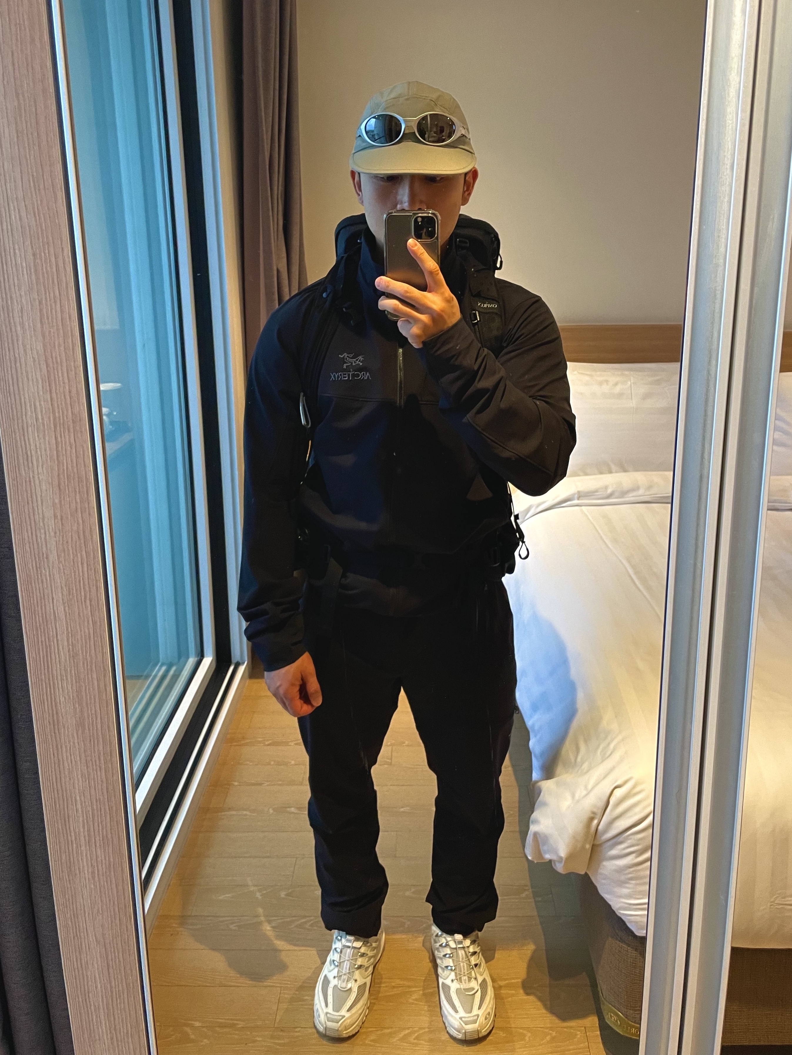 Arc'teryx Gamma MX Jacket Black, Oakley Eye Jacket Redux Polished White Frame Prizm Black Lenses High Bridge Fit 착용 스타일 - 2