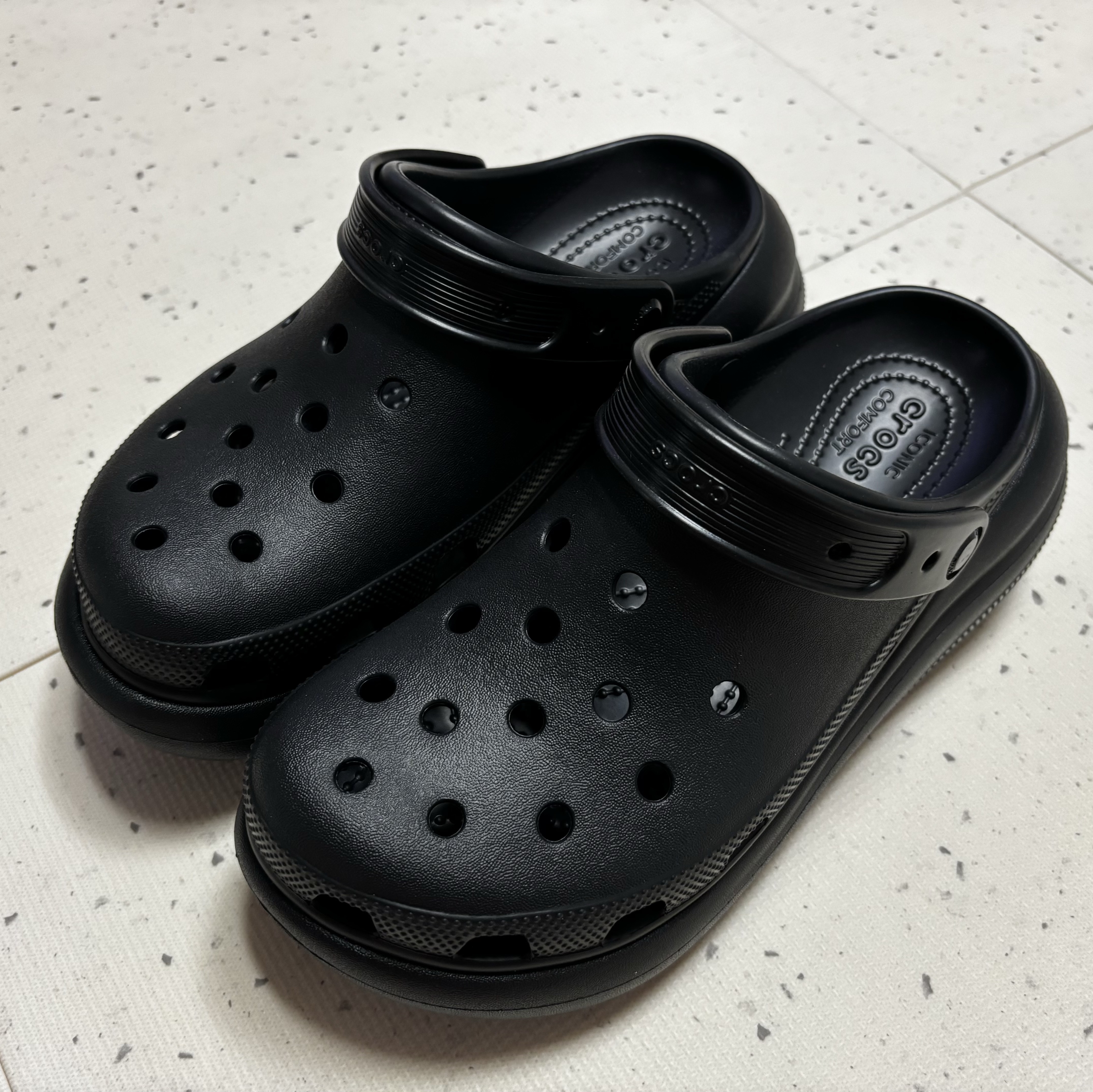 Crocs Classic Crush Clog Black 착용 스타일