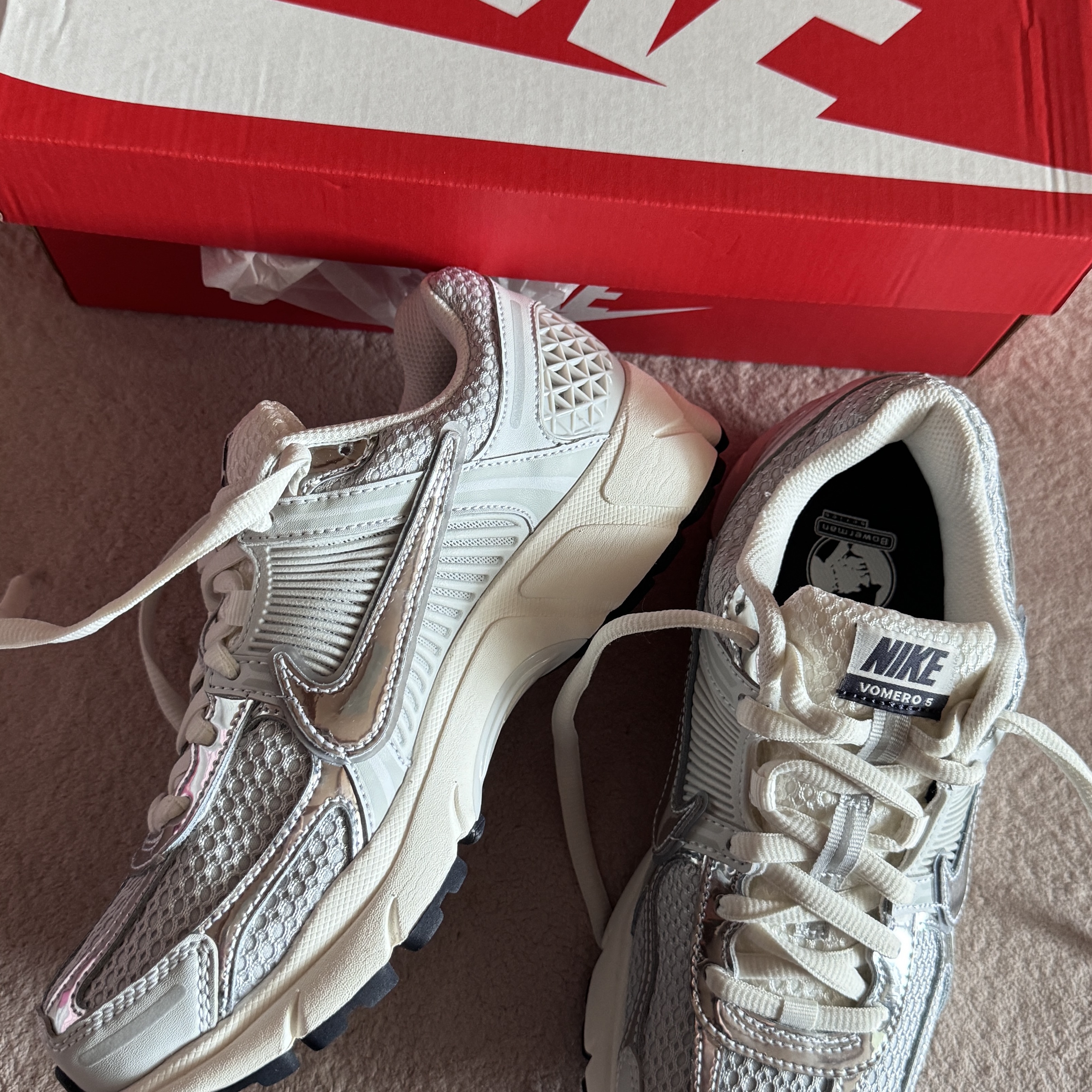 (W) Nike Zoom Vomero 5 Photon Dust and Metallic Silver 착용 스타일