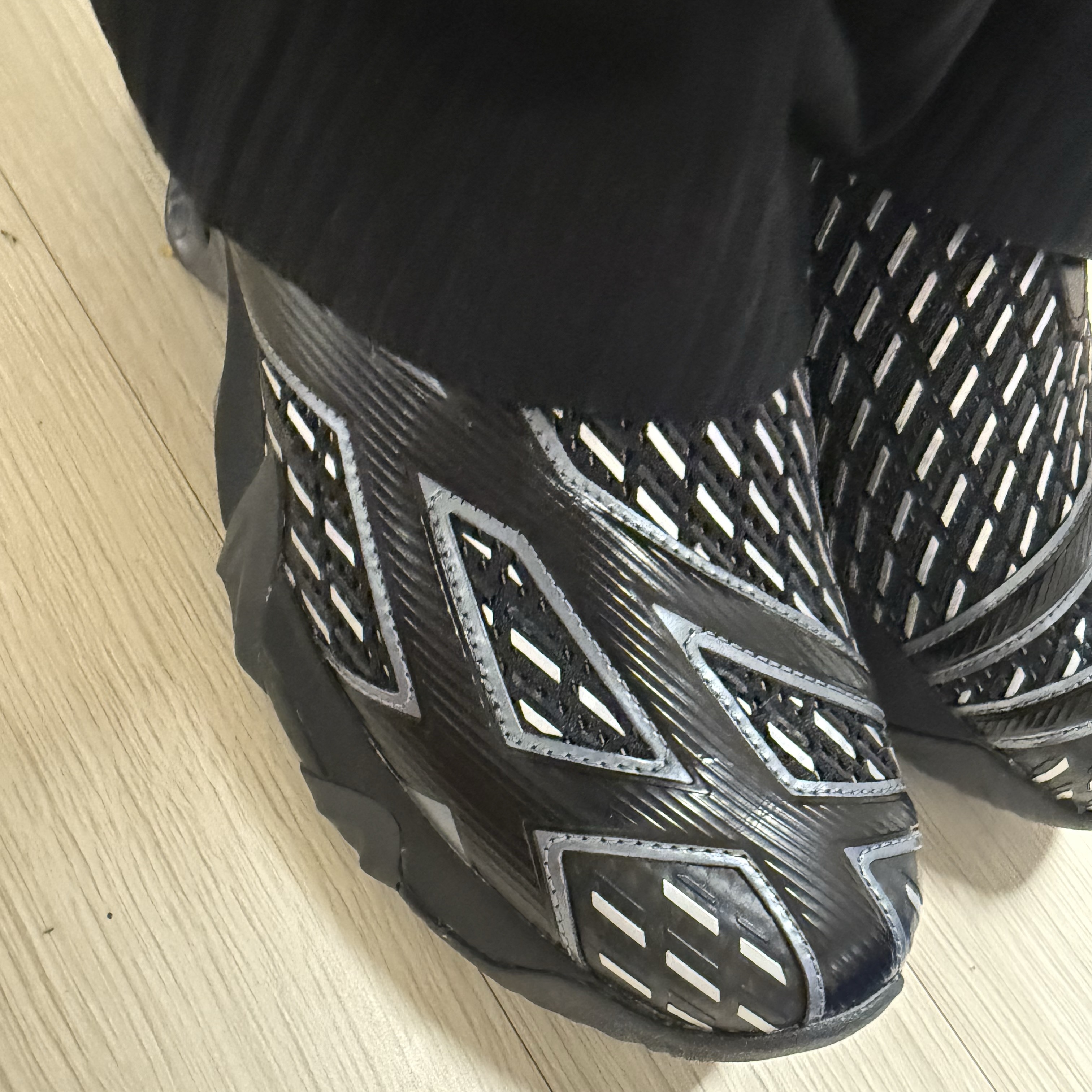 Asics x Kiko Kostadinov Novalis Gel-Styrax Black Silver 착용 스타일 - 3