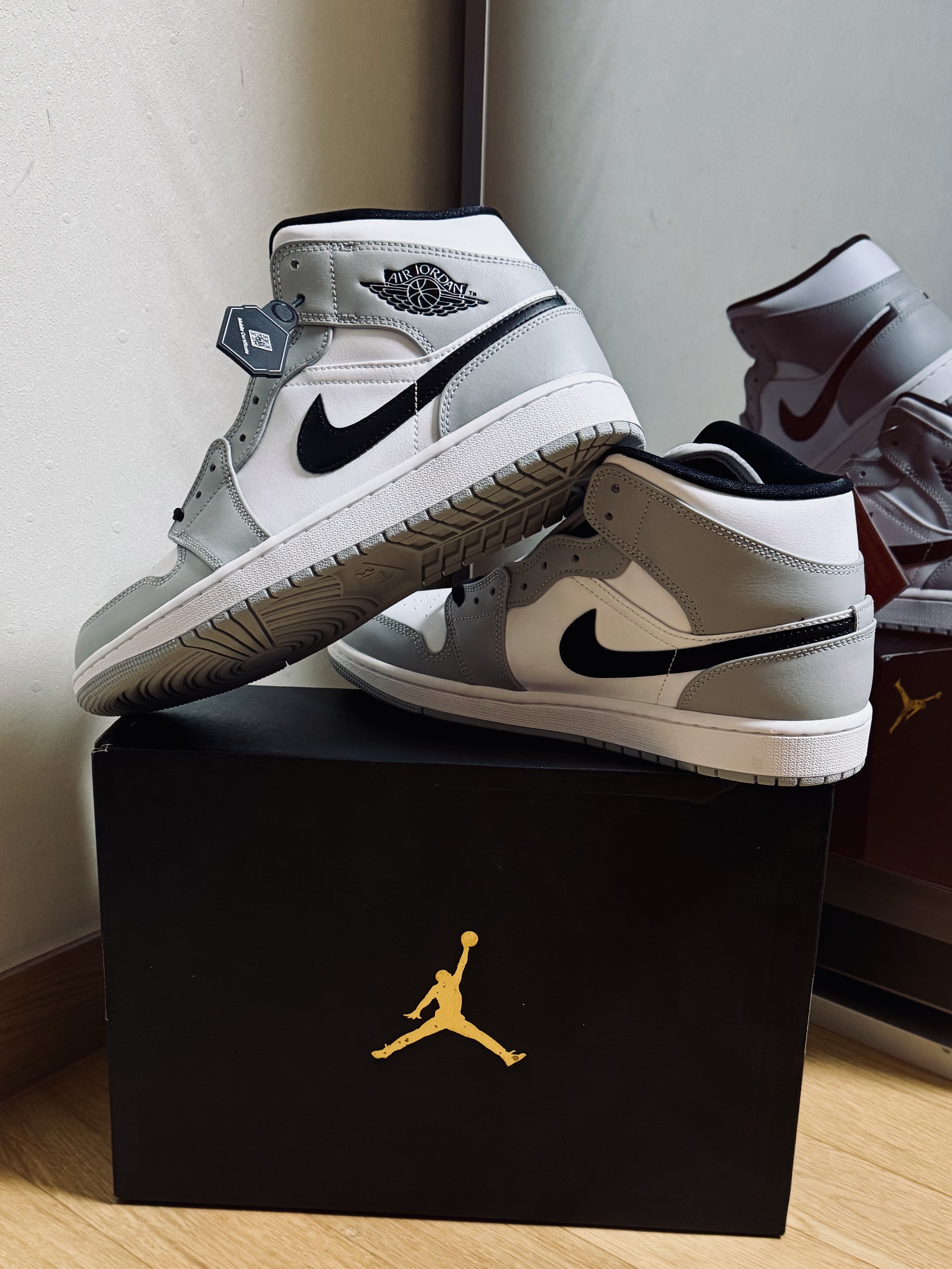 Jordan 1 Mid Light Smoke Grey 착용 스타일
