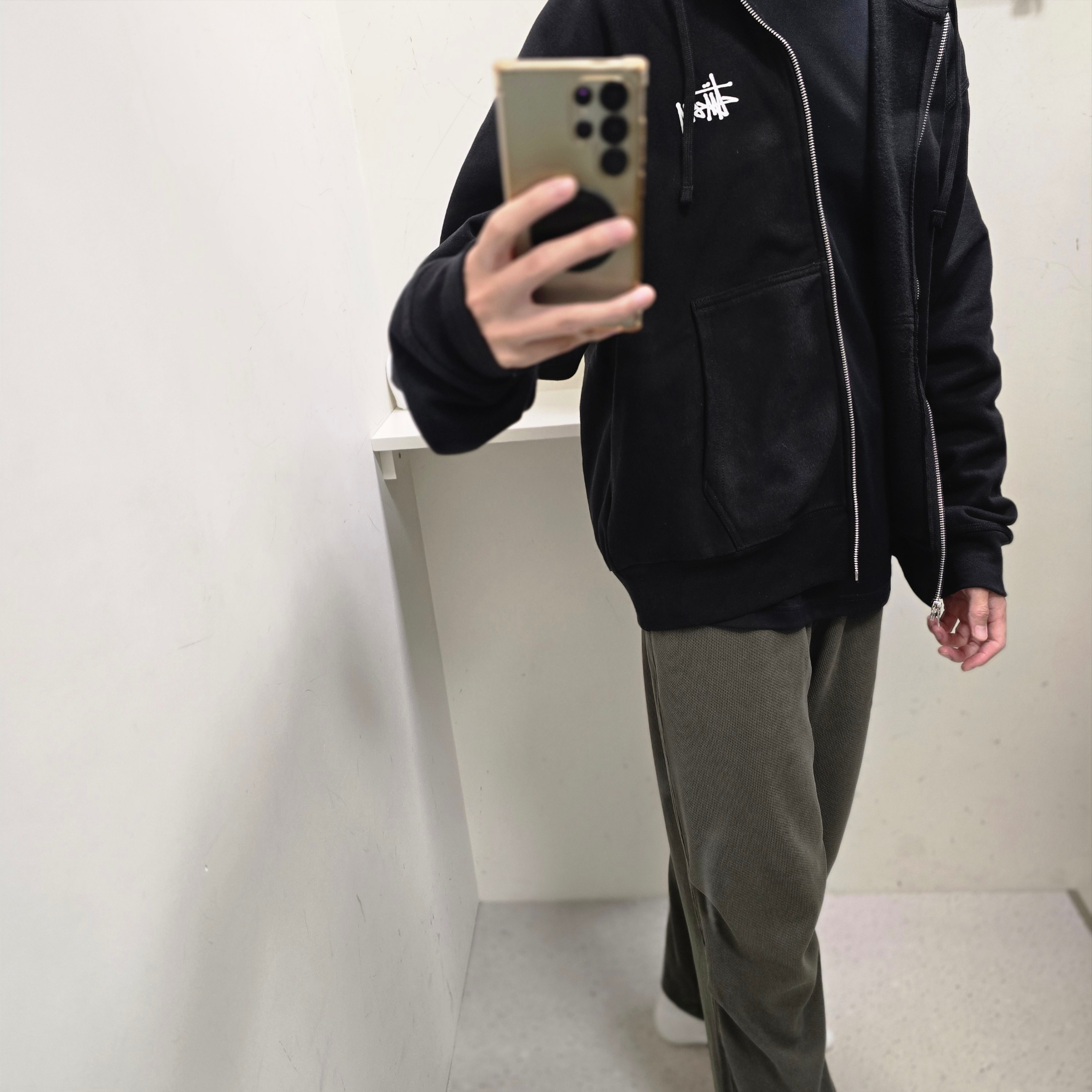 Stussy Basic Zip Hoodie Black 착용 스타일 - 2