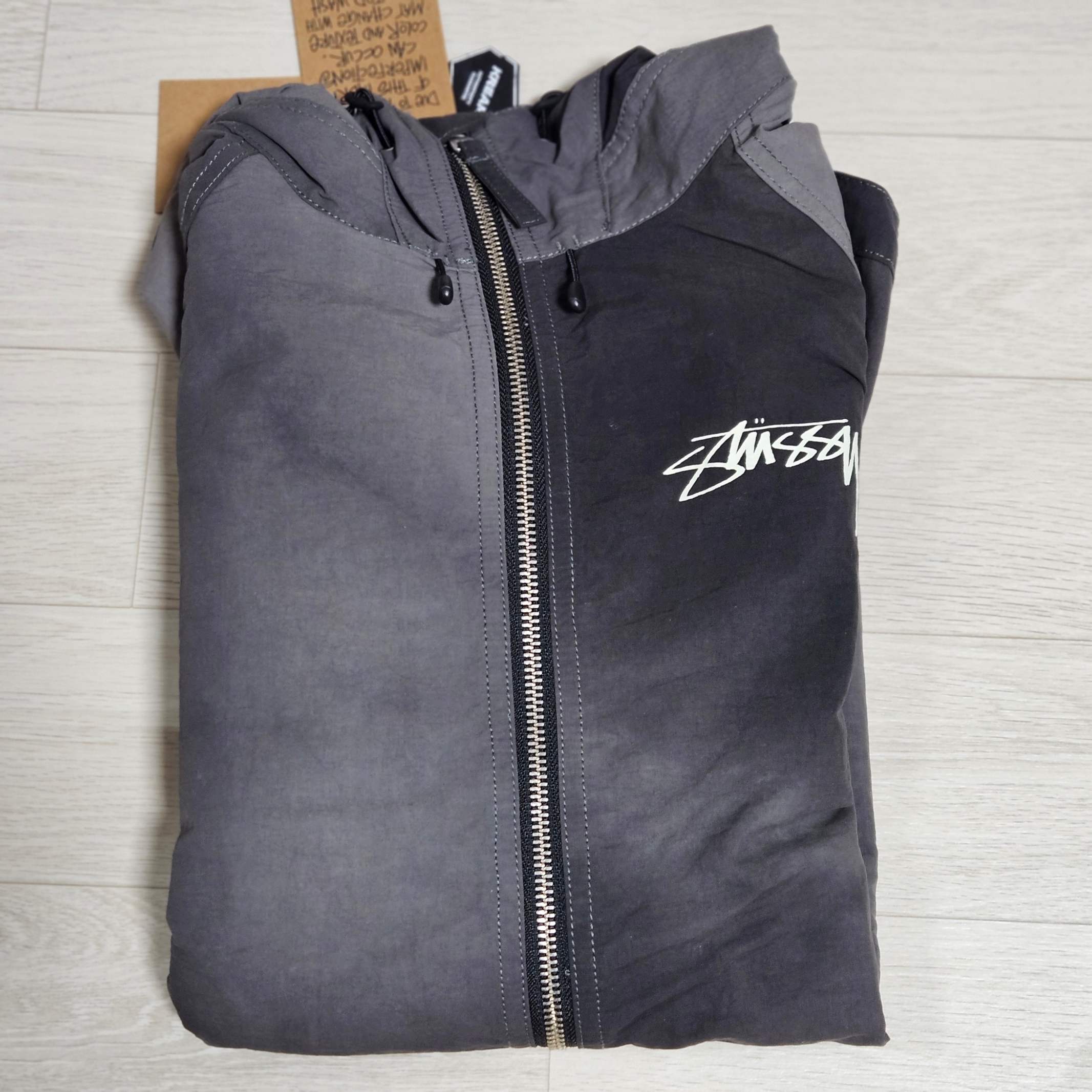 Stussy Wave Dye Beach Shell Jacket Black 착용 스타일 - 1