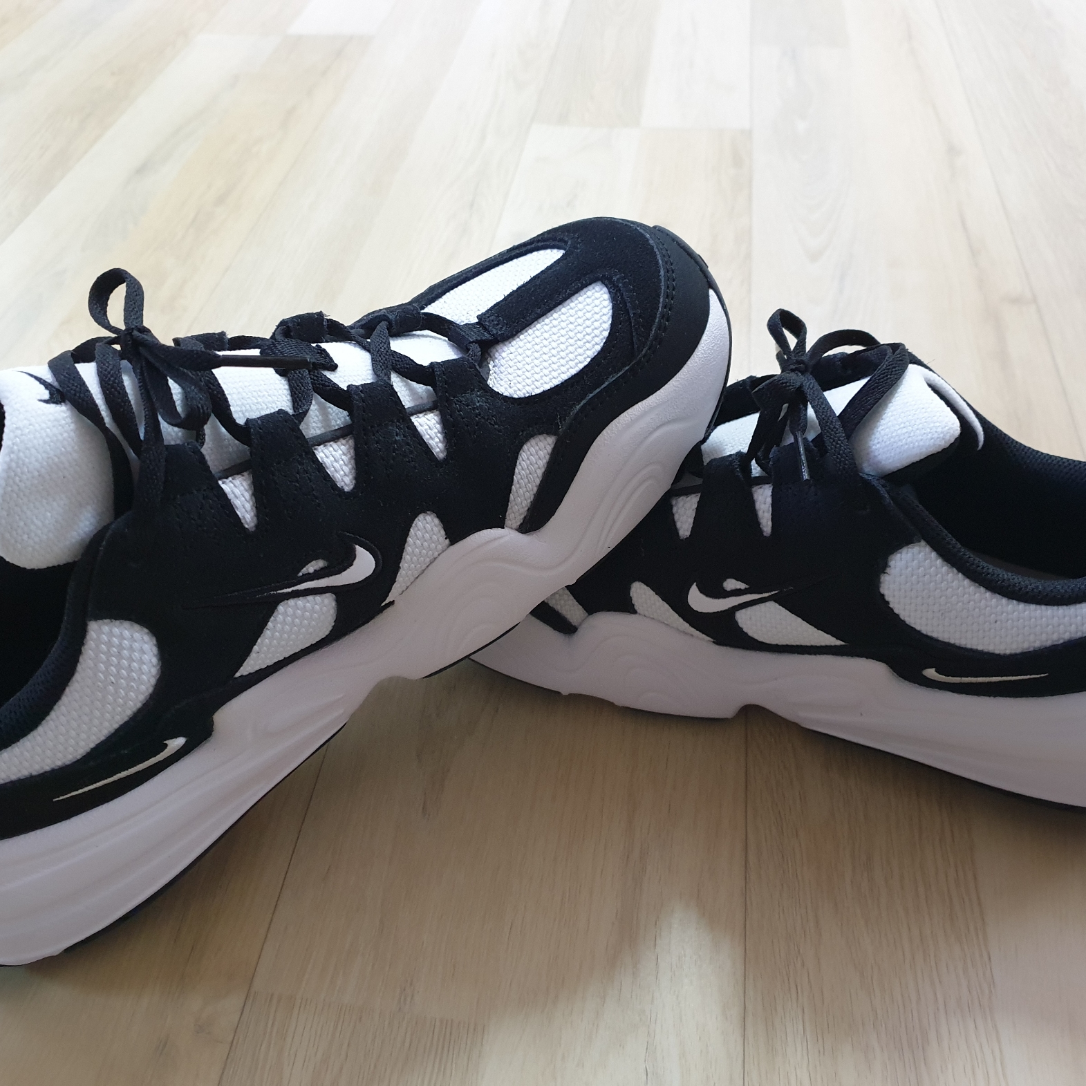 Nike Tech Hera White Black 착용 스타일 - 1