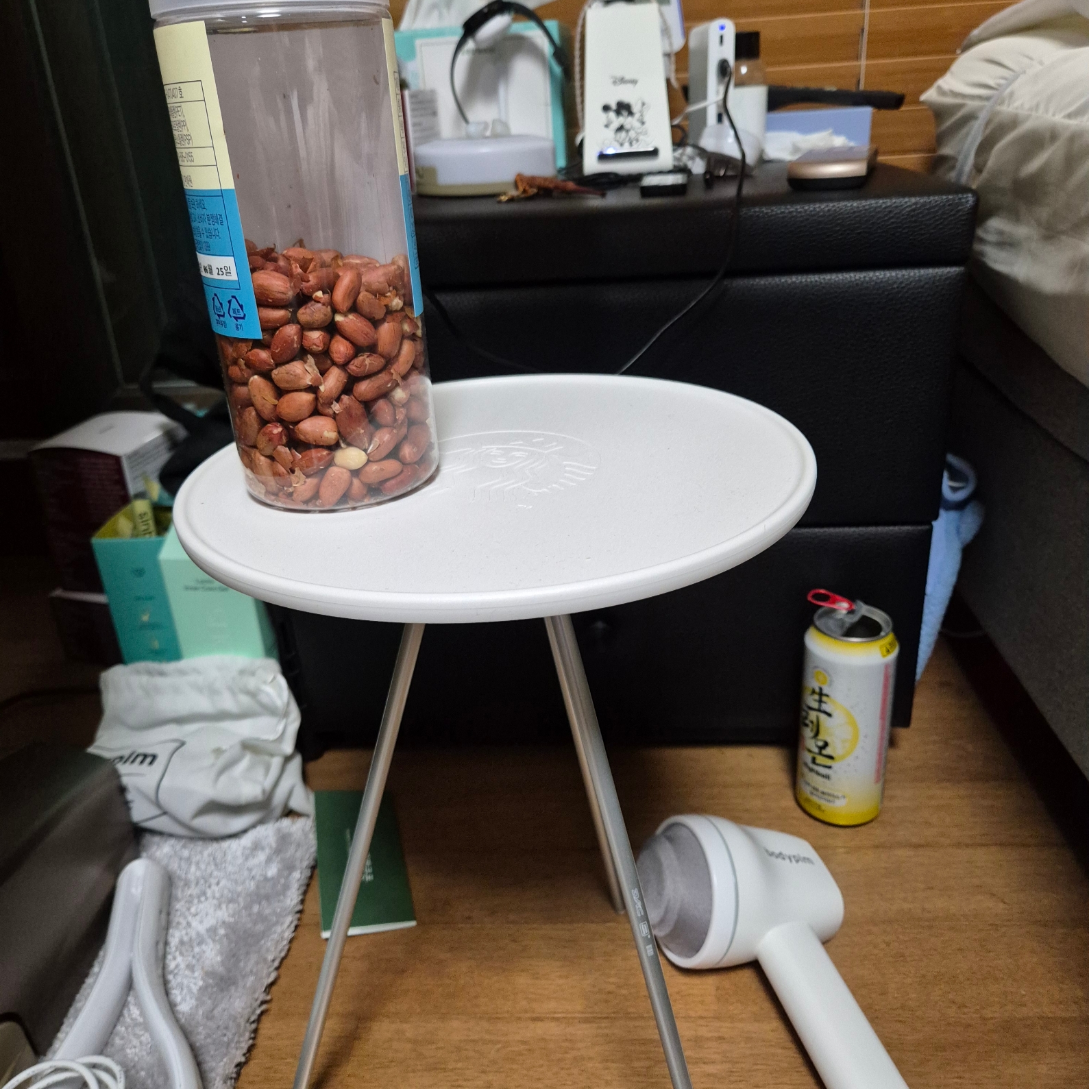 Starbucks x Helinox Side Table Ivory 착용 스타일