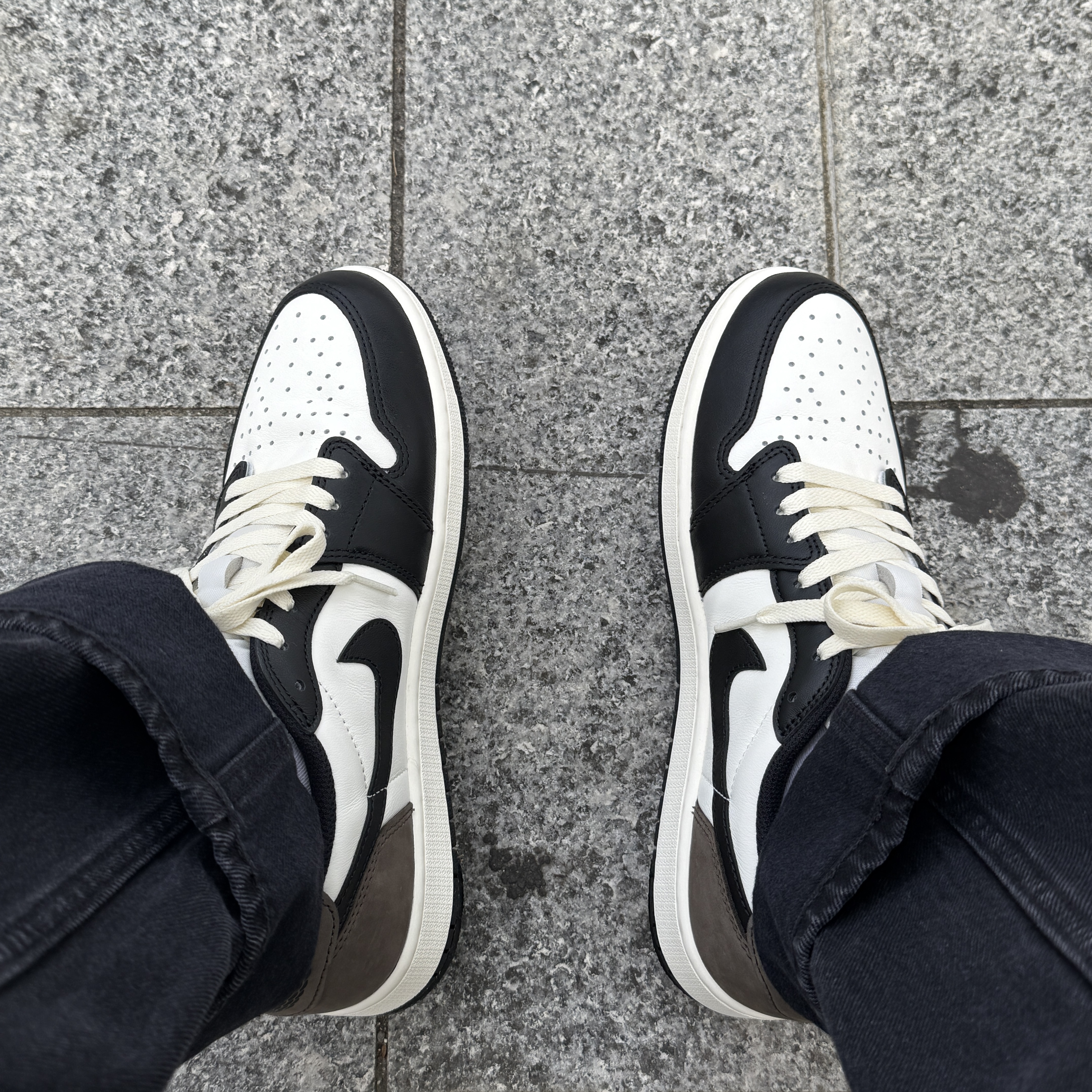 Jordan 1 Retro Low OG Mocha, Supreme Double Knee Painter Pant Black - 24SS 착용 스타일