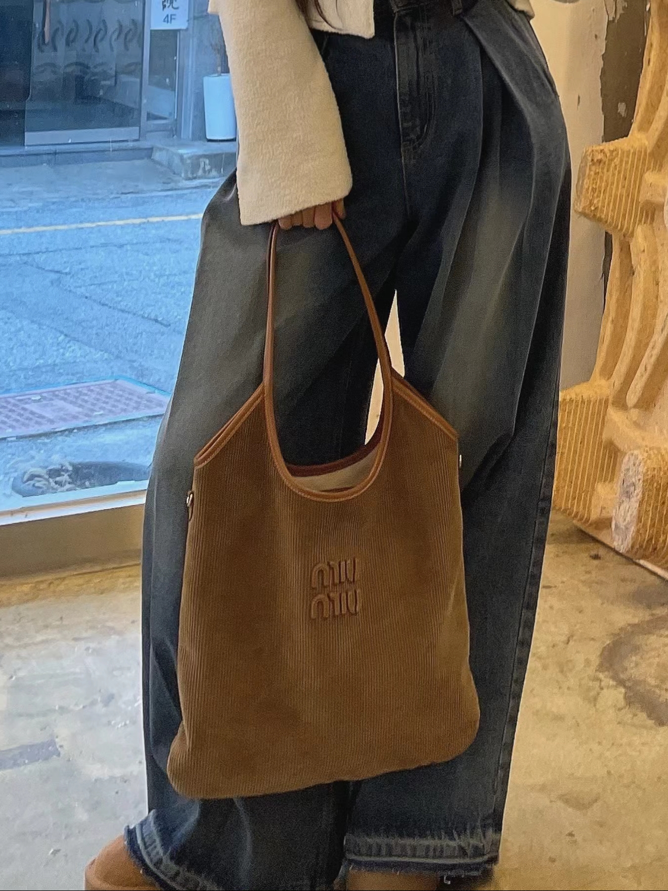 (W) UGG Classic Ultra Mini Platform Boots Chestnut, Miu Miu Ivy Corduroy Bag Cinnamon 착용 스타일 - 2