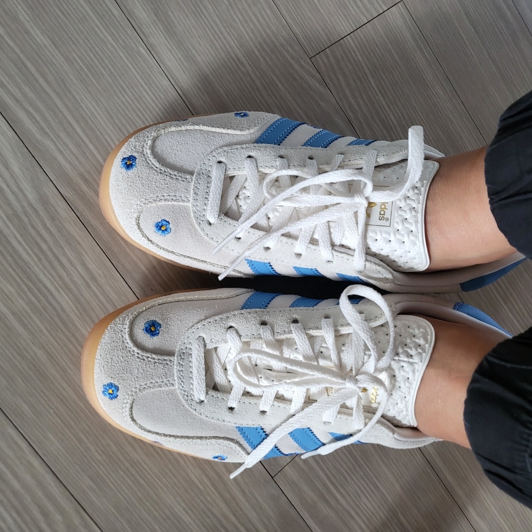(W) Adidas Gazelle Indoor Cloud White Light Blue Gum 착용 스타일
