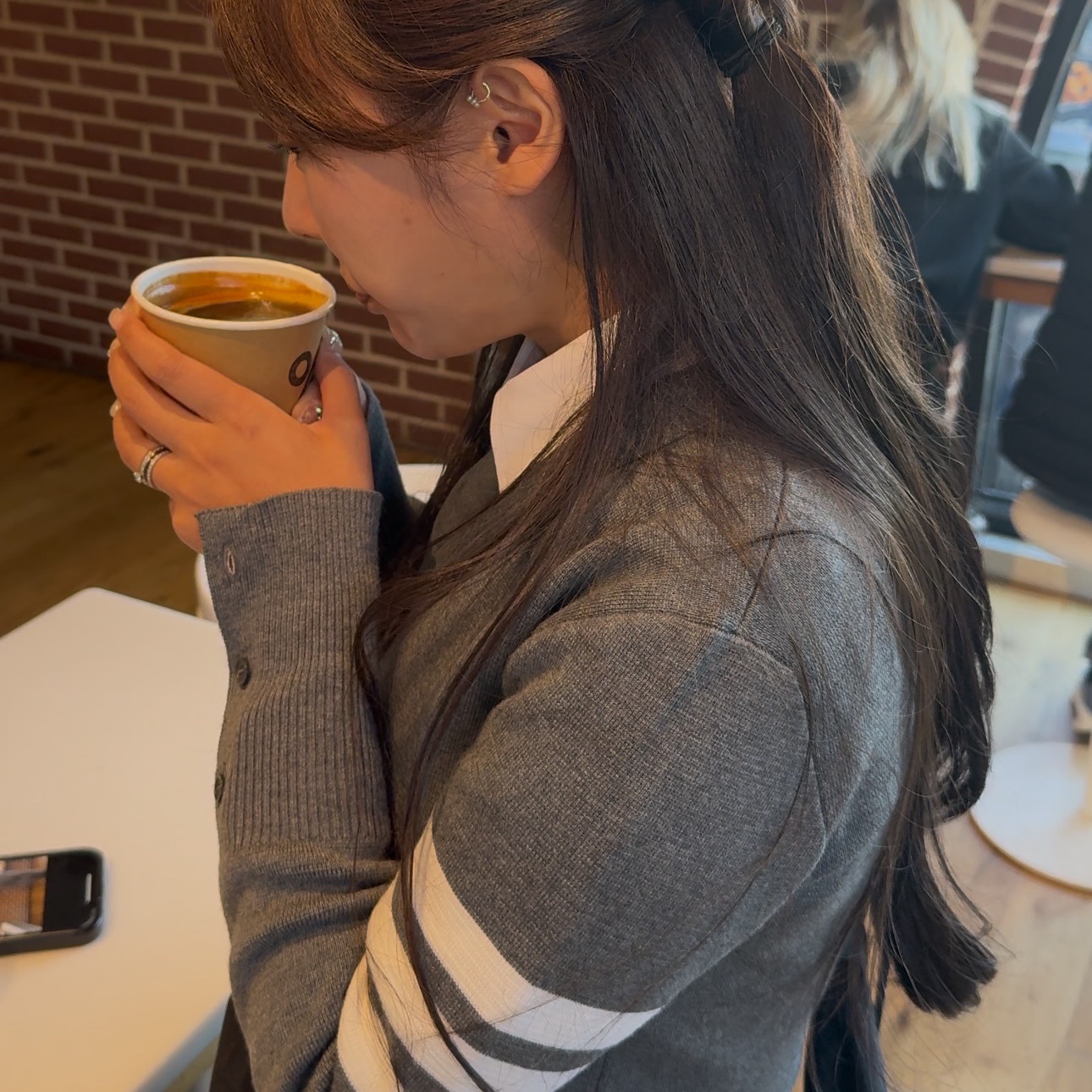 (W) Thom Browne Super 120 Twill Below The Knee Pleated Skirt Medium Grey, (W) Thom Browne Fine Merino Wool Milano Stitch 4-Bar Classic V-Neck Cardigan Medium Grey 착용 스타일 - 2