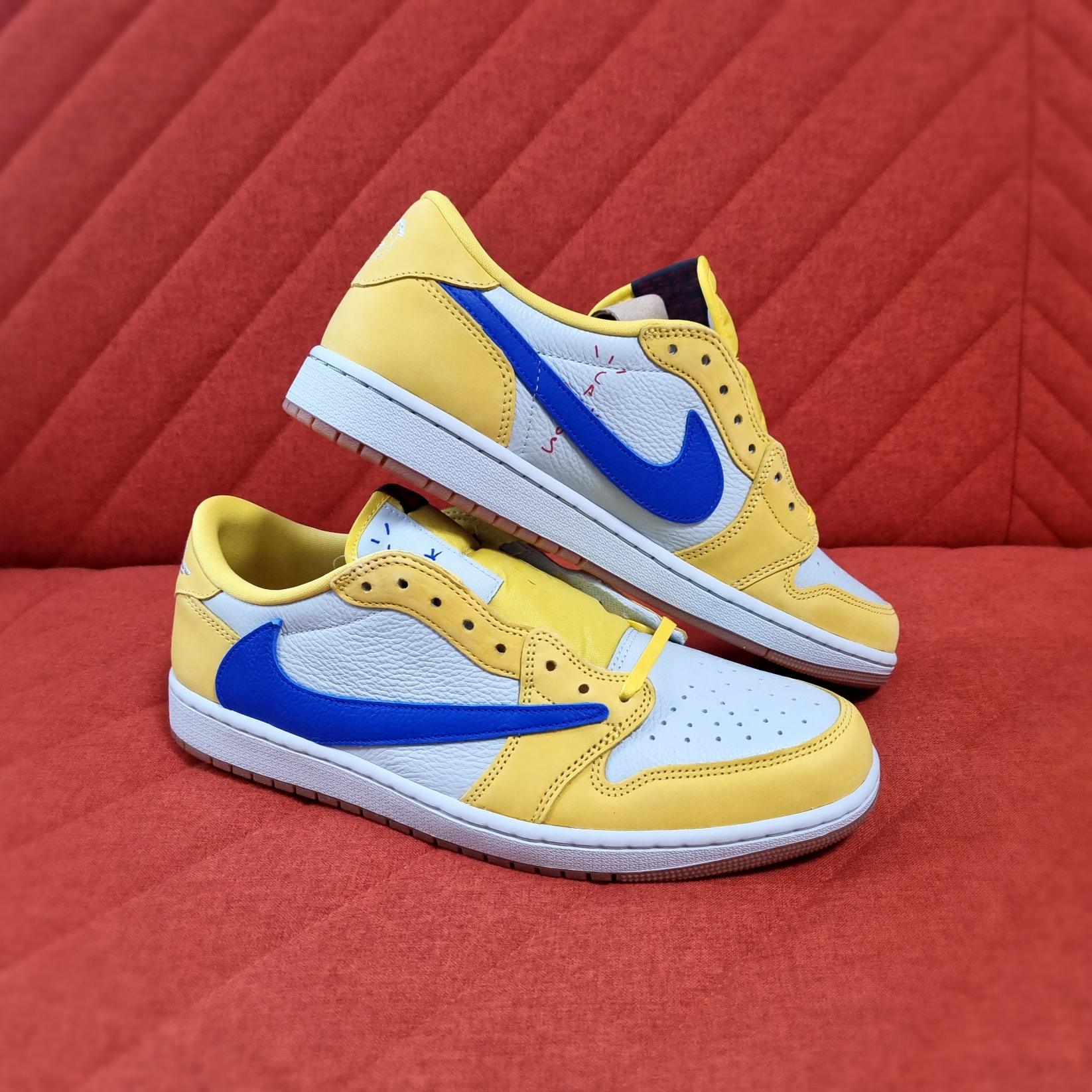 (W) Jordan 1 x Travis Scott Retro Low OG SP Canary 착용 스타일
