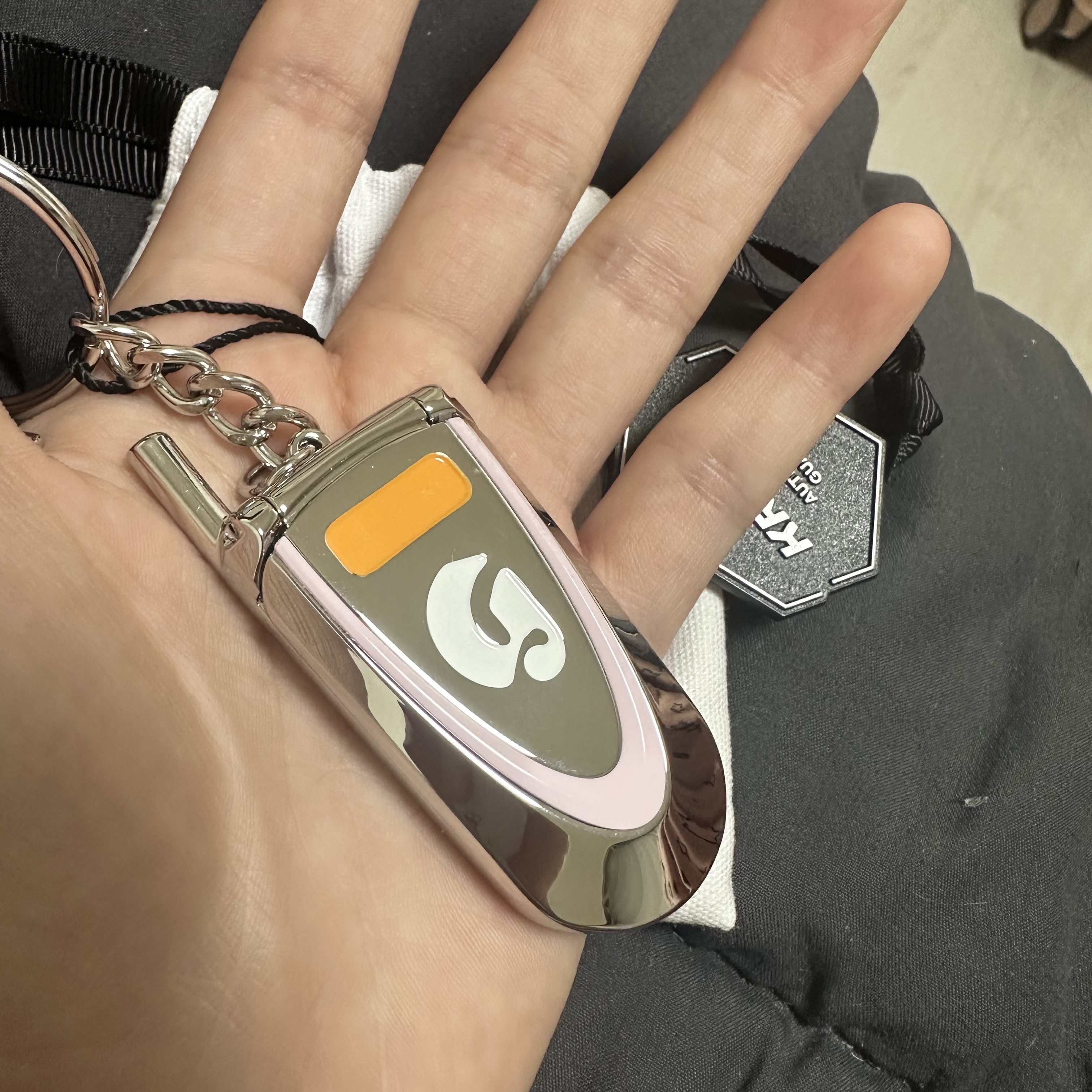 Glossier Cell Phone Keychain - LA Exclusive 착용 스타일
