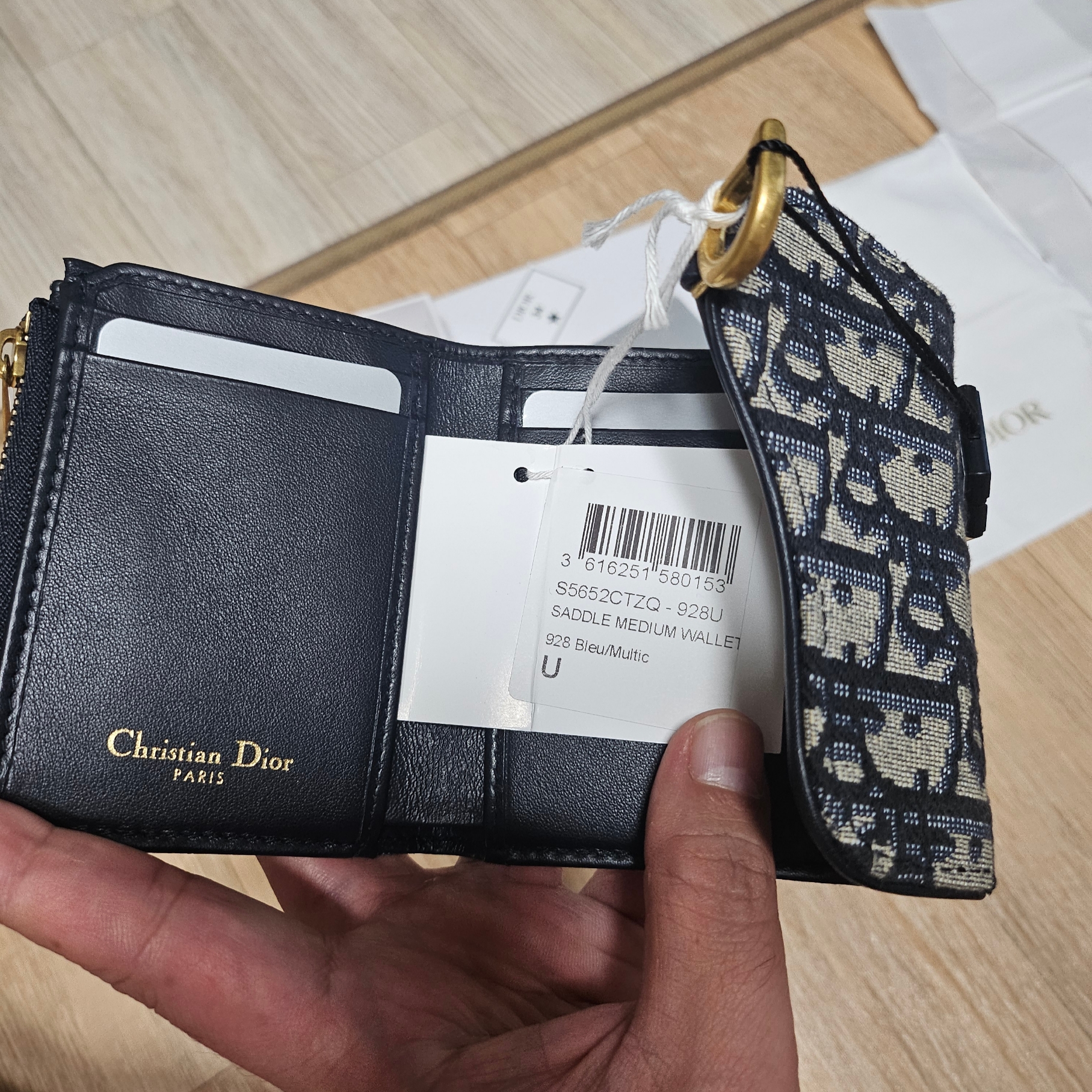 Dior Saddle Lotus Wallet Blue Dior Oblique Jacquard 착용 스타일 - 3