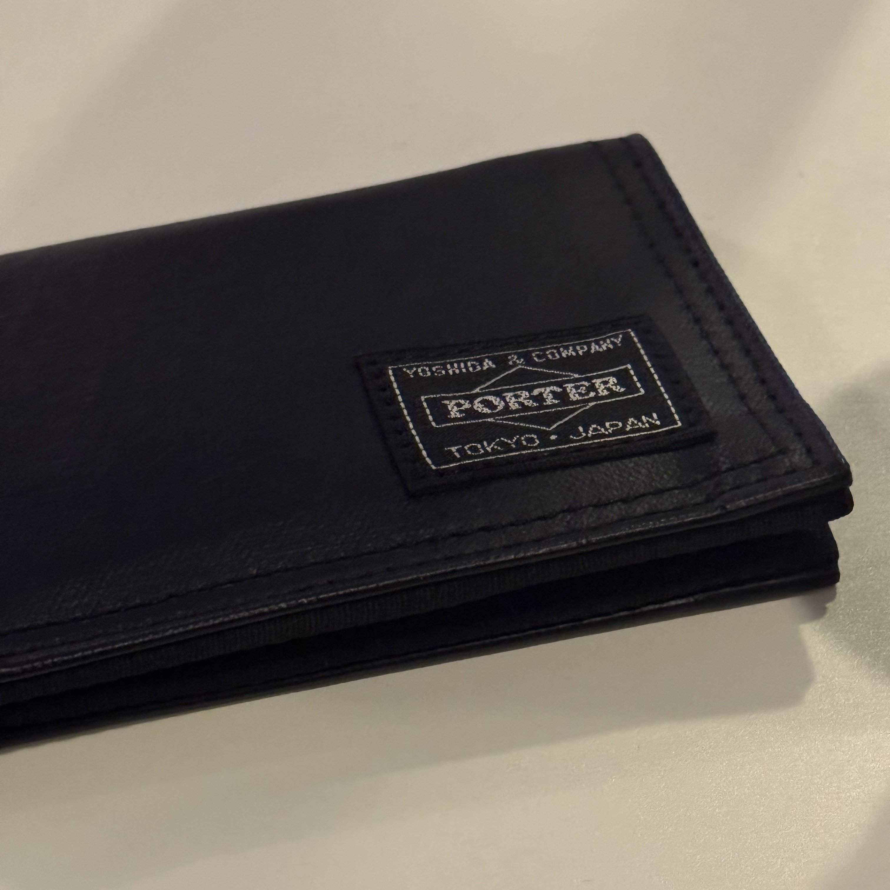 Porter Freestyle Pass Case Black 착용 스타일