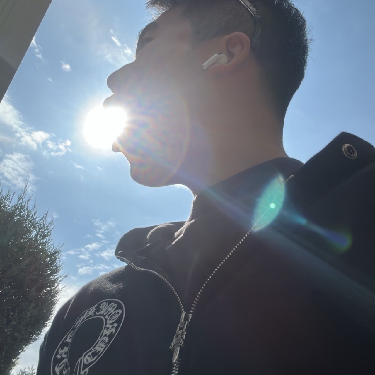 Apple AirPods 4th Gen with Active Noise Cancellation (Korean Ver.), Yeezy Gap Engineered By Balenciaga Dove Long Sleeve T-Shirt Black 착용 스타일