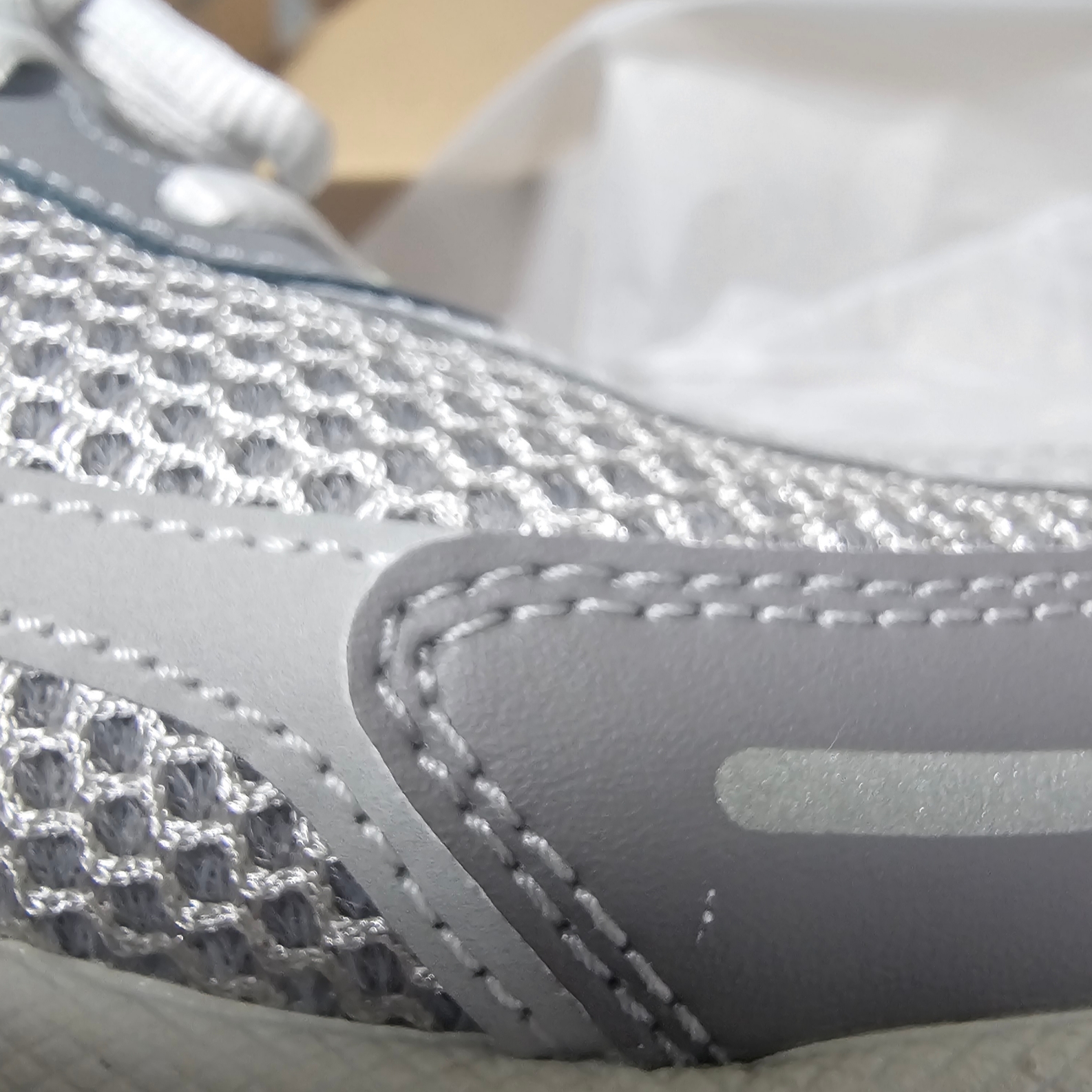 (W) Nike Zoom Vomero 5 Cobblestone and Flat Pewter 착용 스타일 - 1