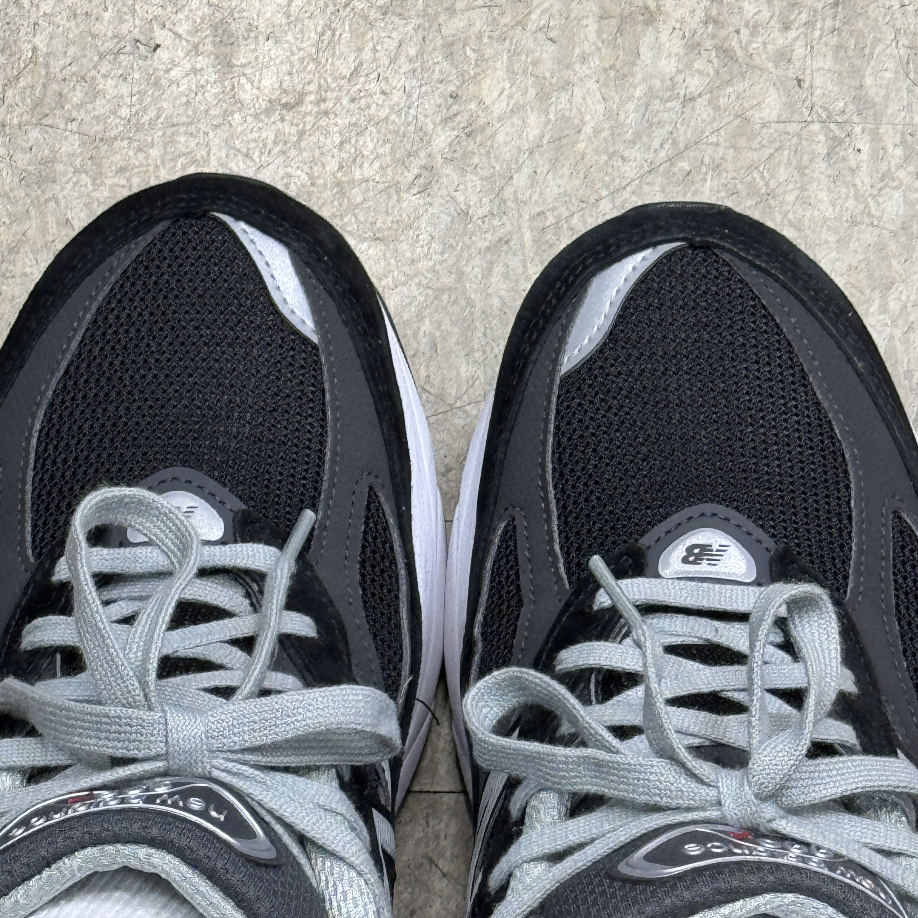 New Balance 990v6 Made in USA Black White 착용 스타일 - 1