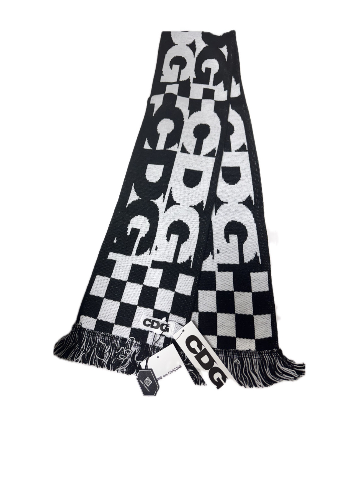 CDG Logo Check Muffler White Black 착용 스타일