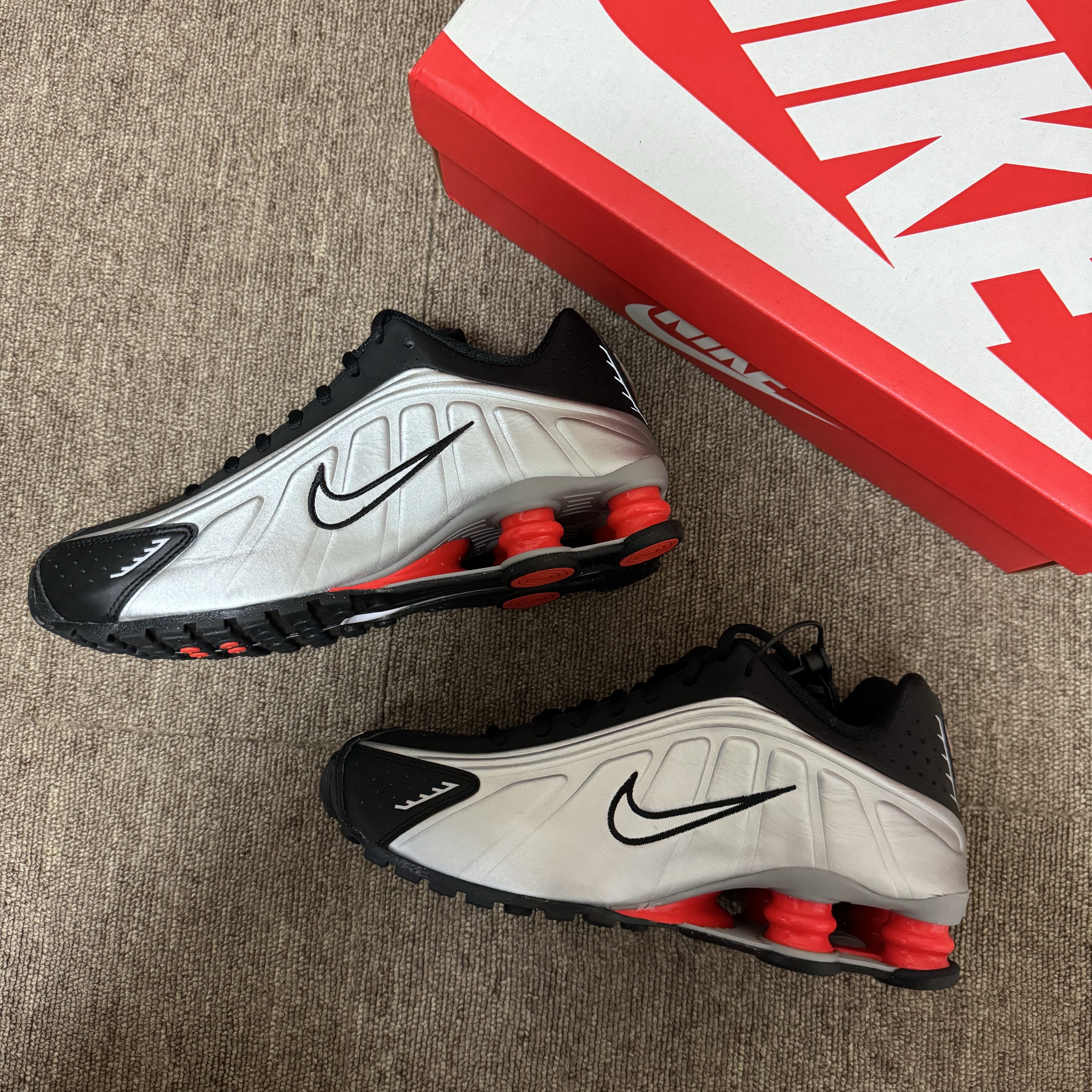 Nike Shox R4 Black and Metallic Silver 착용 스타일 - 1