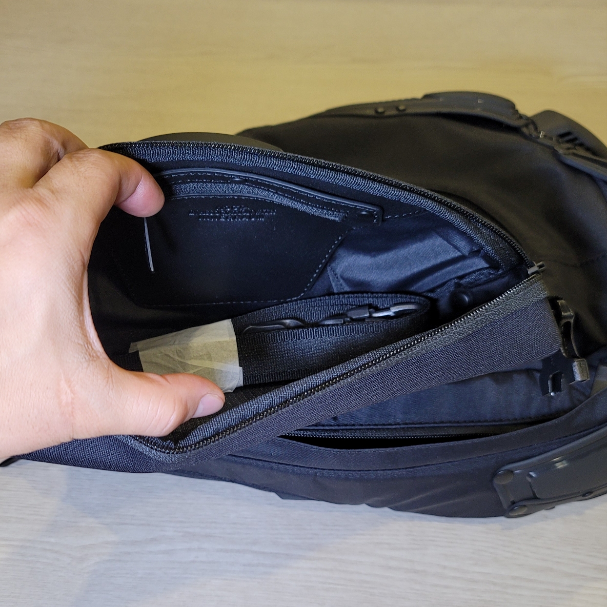 Nike x Drake Nocta 3024 Crossbody Bag Black 착용 스타일 - 7
