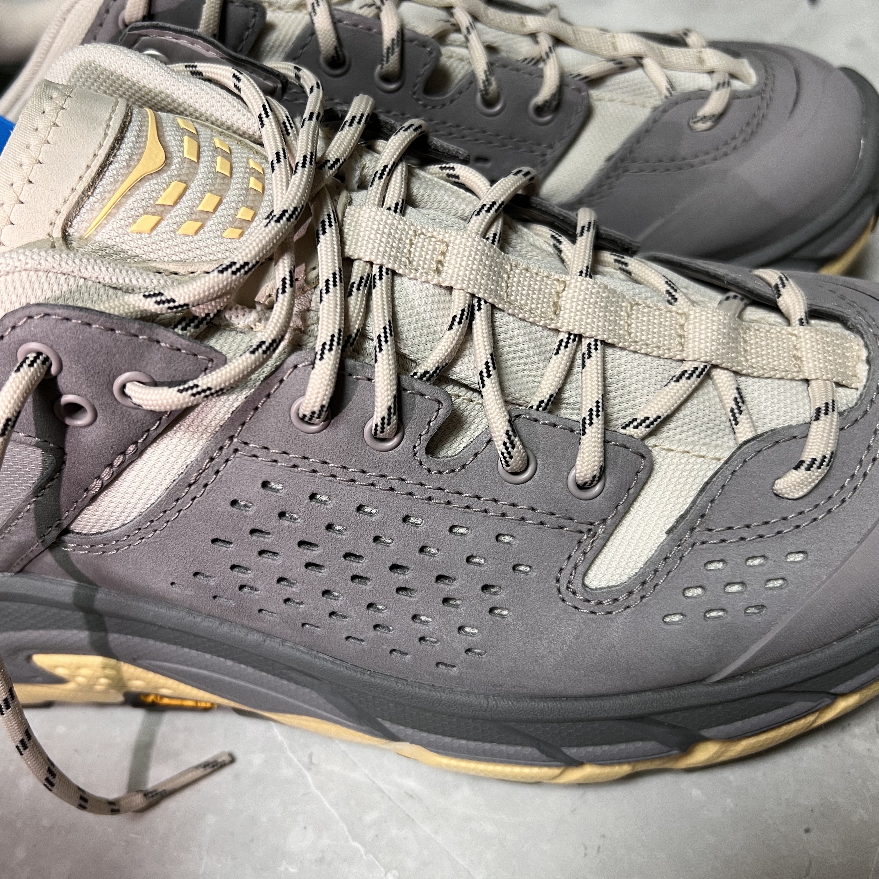 Hoka Tor Ultra Low Oat Milk Opal 착용 스타일