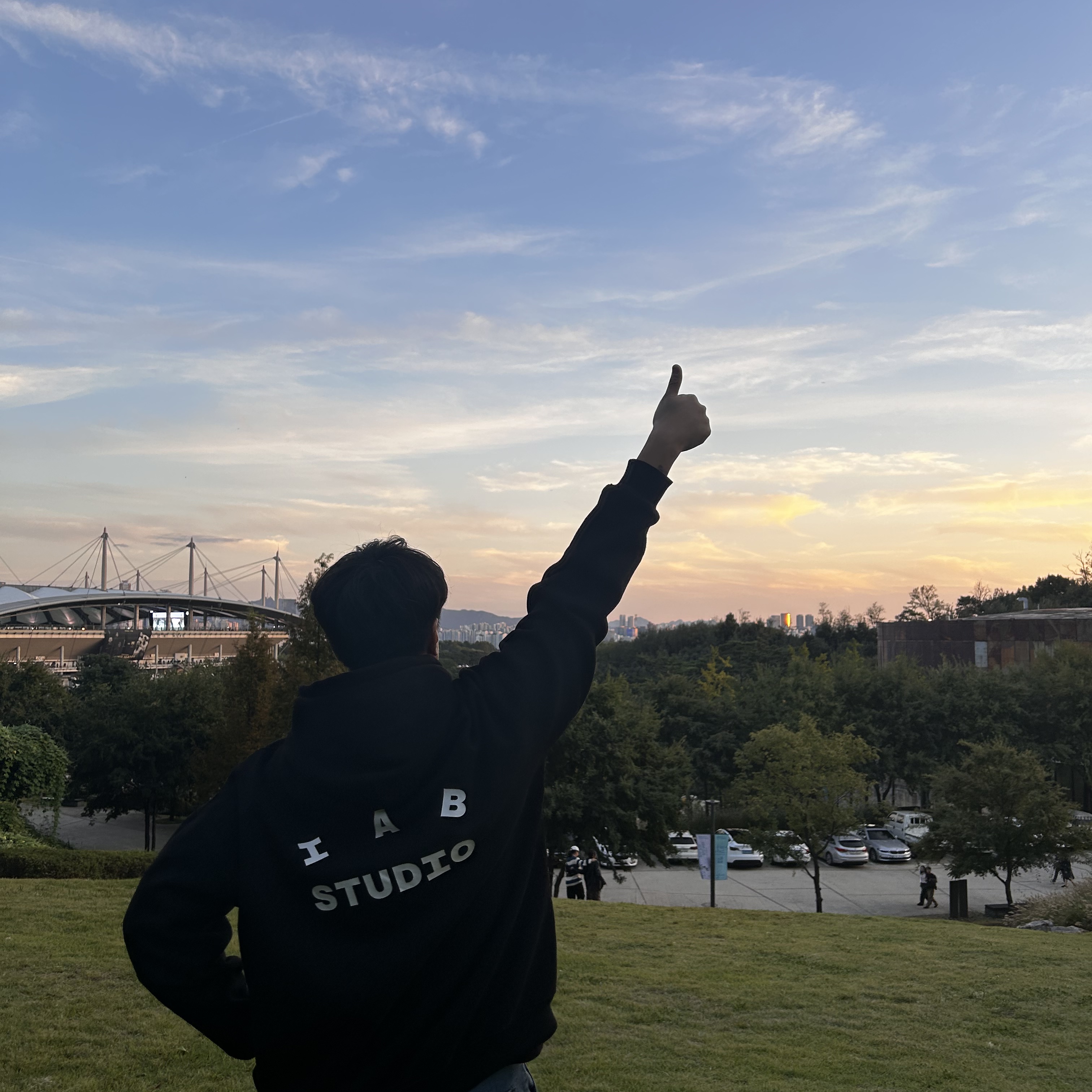 IAB Studio Hoodie Black 착용 스타일