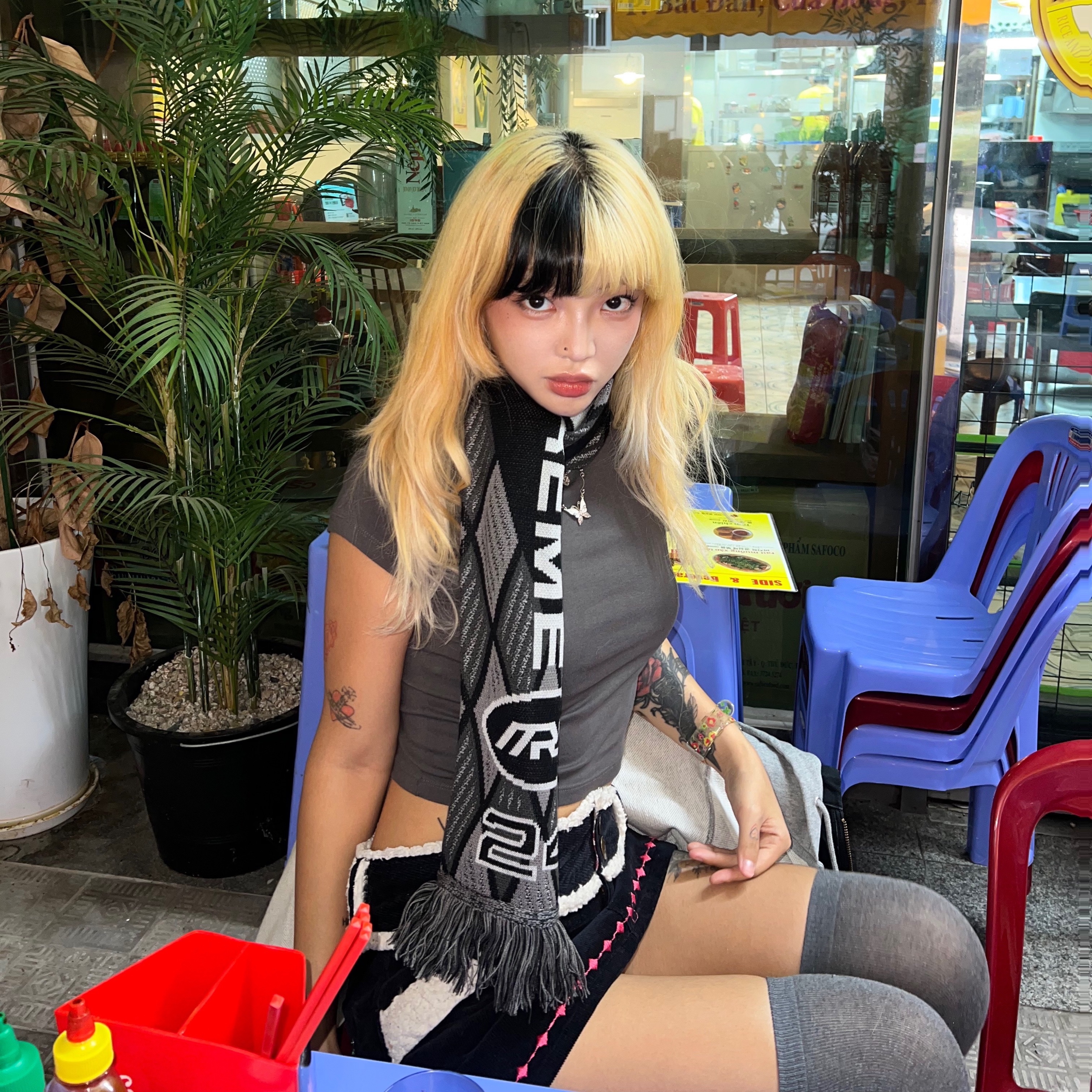 Supreme x Martine Rose Scarf Black - 24FW 착용 스타일 - 2