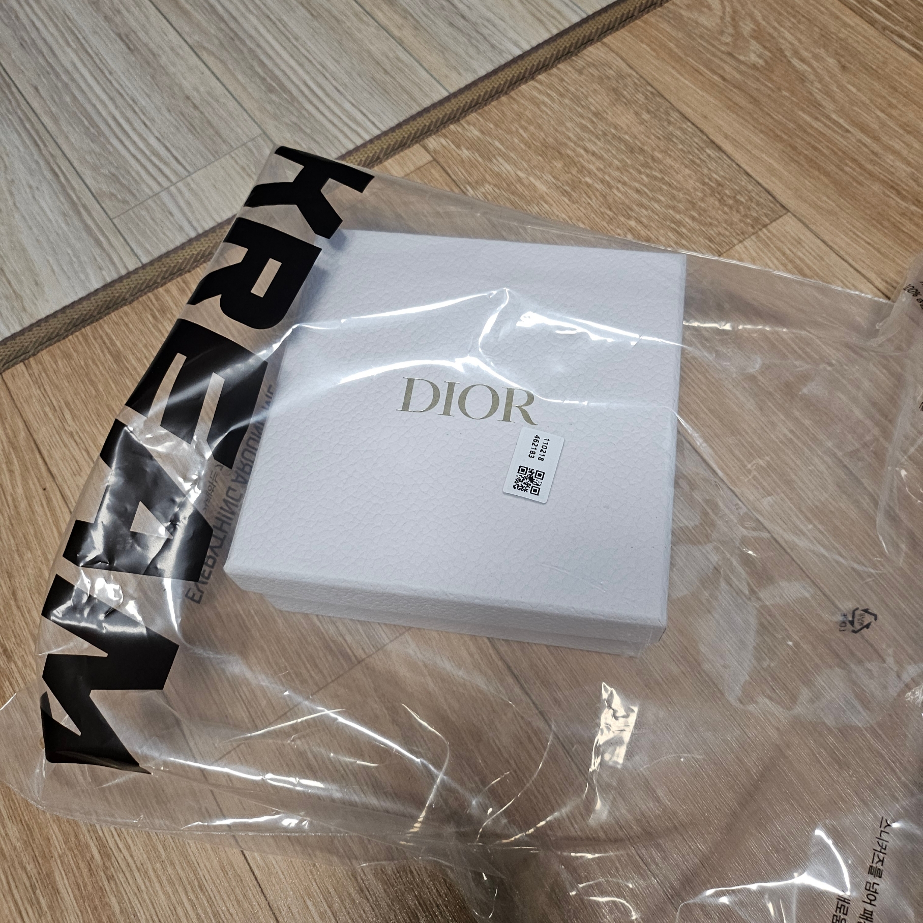 Dior Saddle Lotus Wallet Blue Dior Oblique Jacquard 착용 스타일 - 1