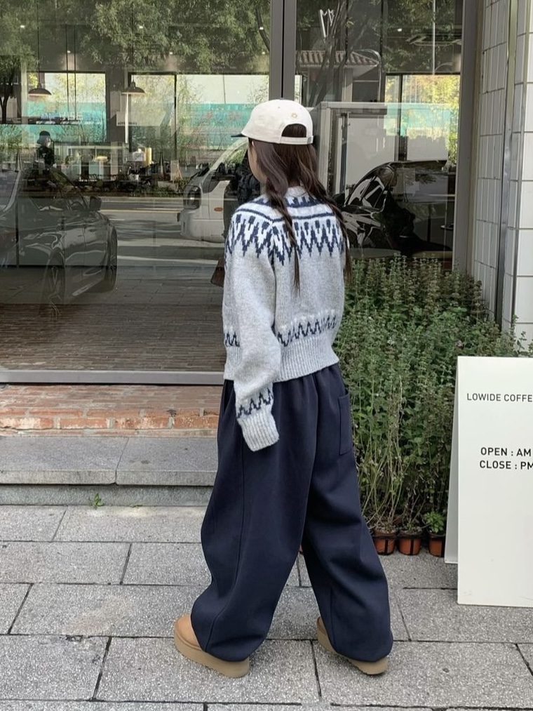 Hello Sunrise 90s Logo 6Panel Cap Beige & Navy, (W) UGG Classic Mini Platform Boots Chestnut 착용 스타일 - 1