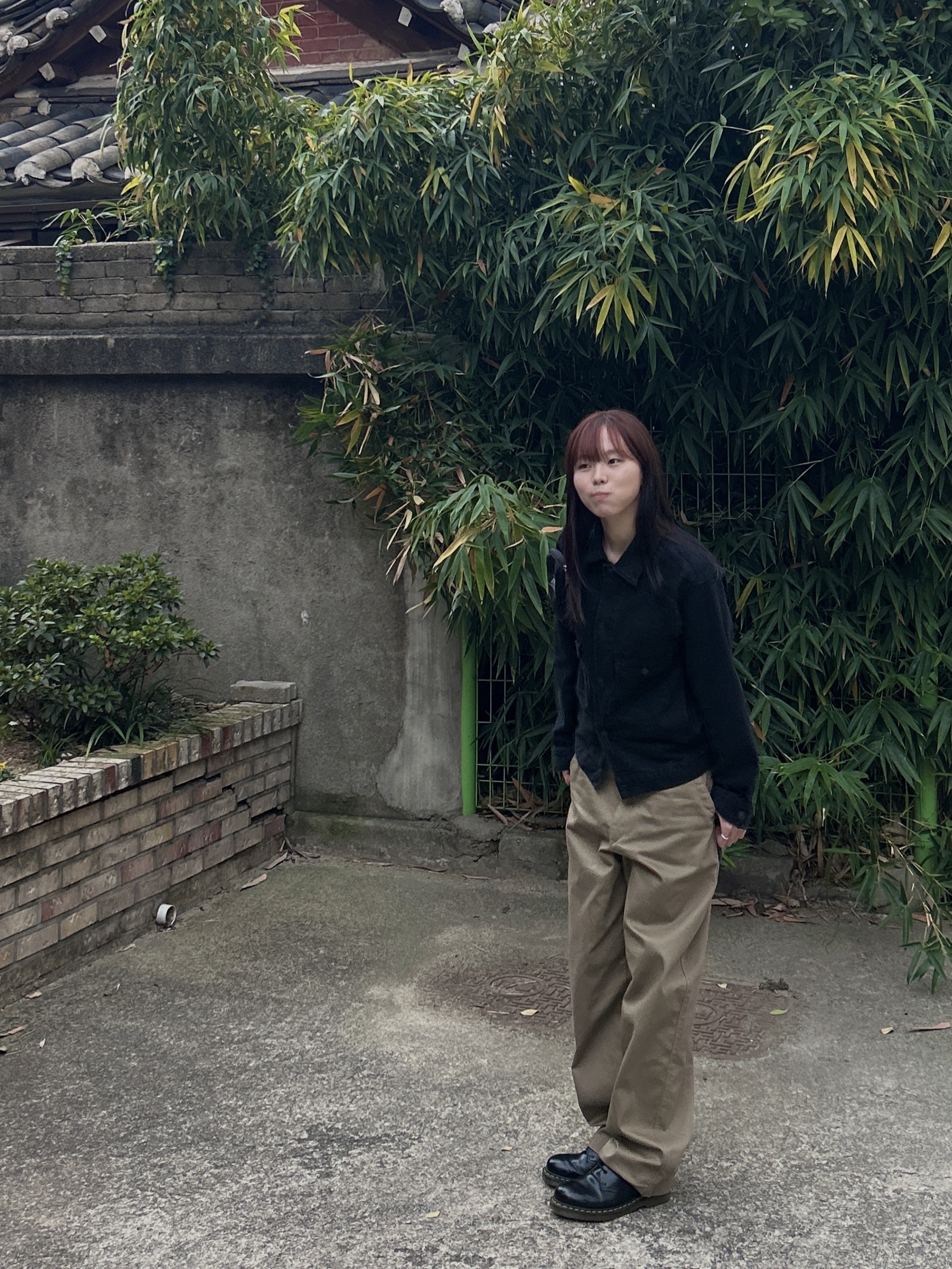 Dr. Martens 1461 Smooth Black, Uniqlo U Wide FIt Chino Pants Brown 착용 스타일 - 2