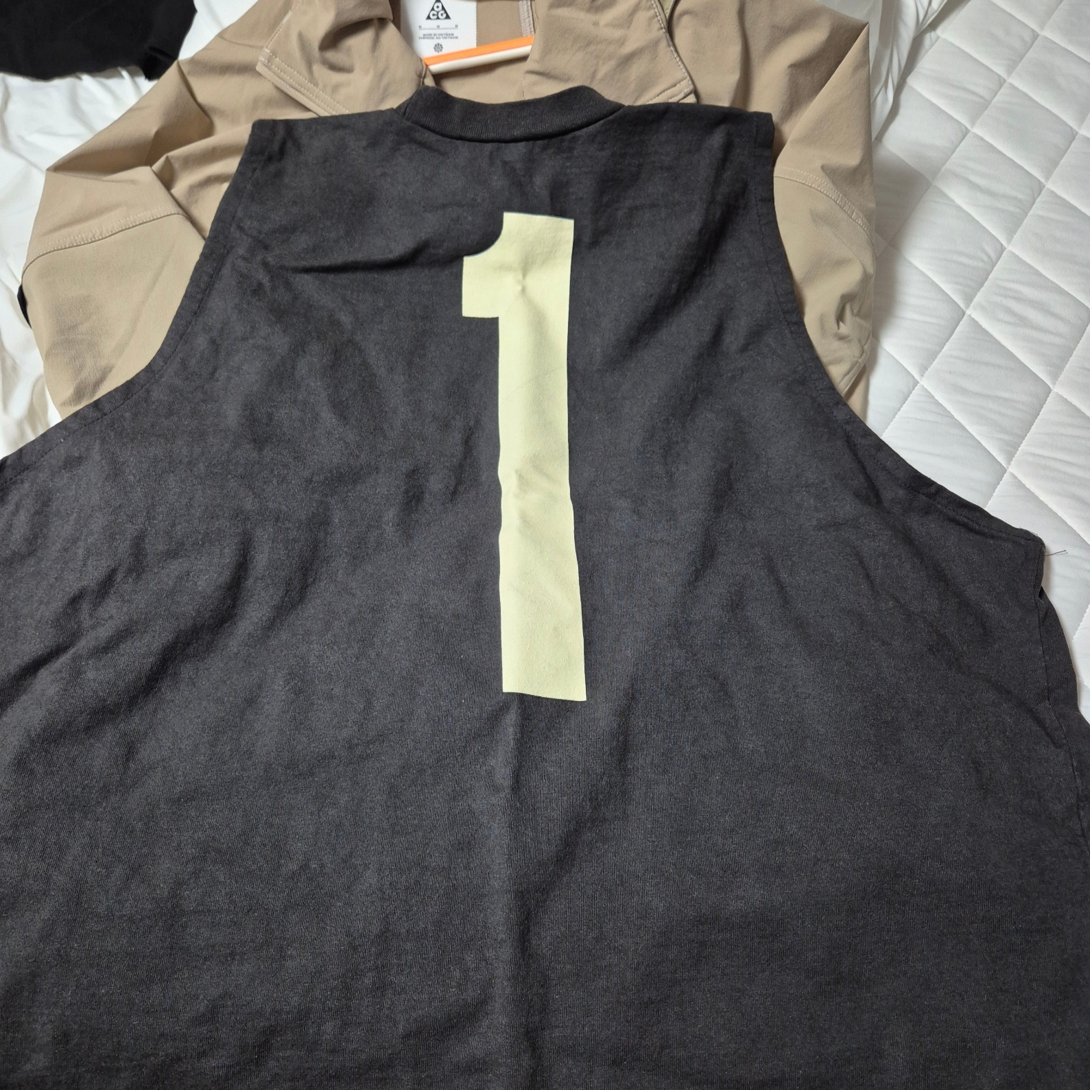 Yeezy One Box T-Shirt Black 착용 스타일