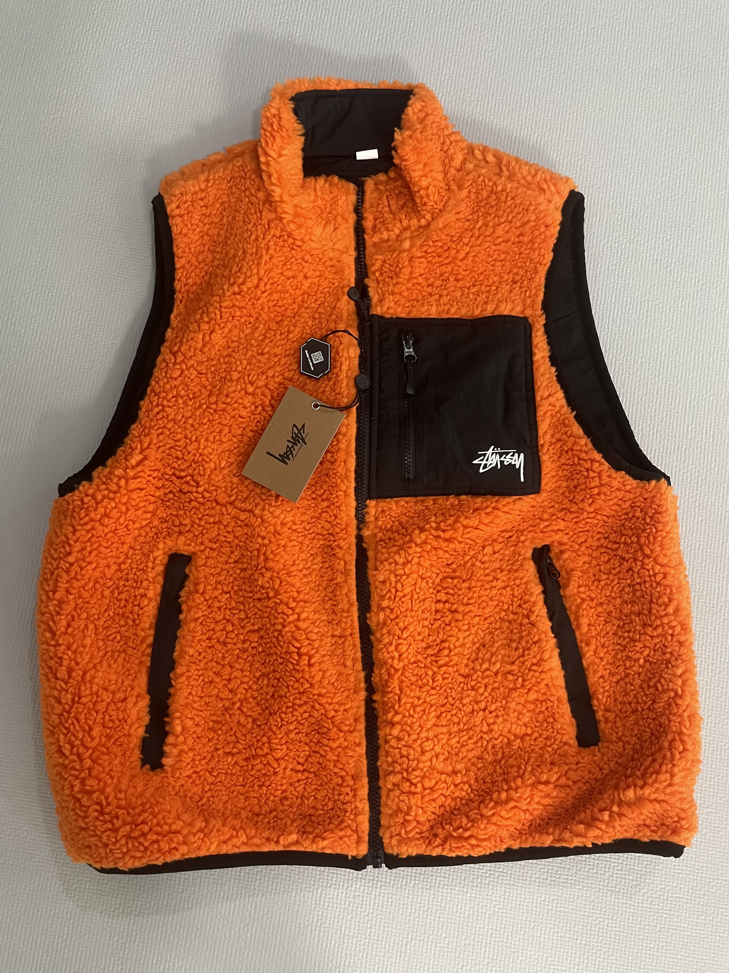Stussy Sherpa Reversible Vest Tangerine 착용 스타일