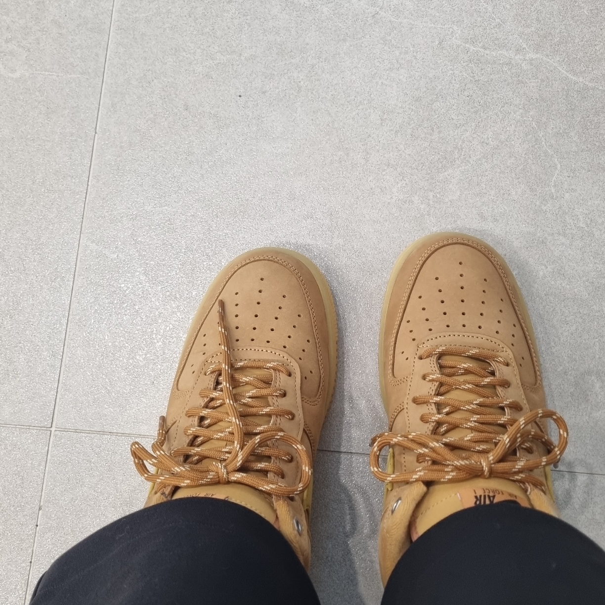 Nike Air Force 1 '07 WB Flax 착용 스타일