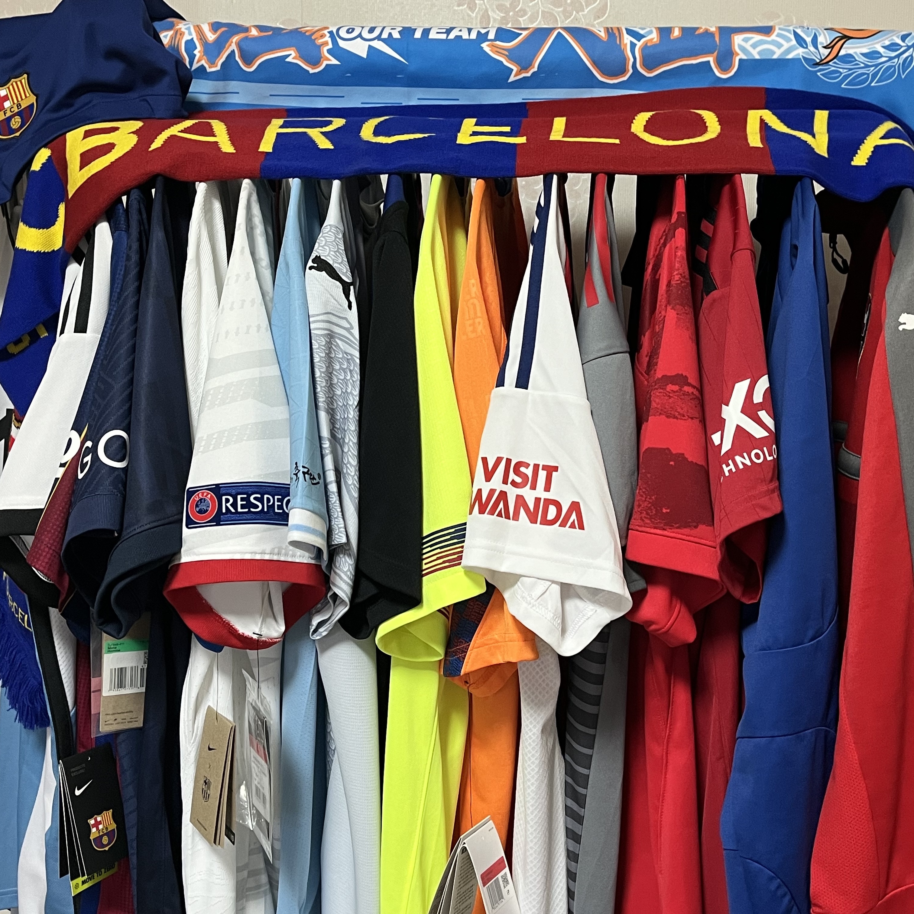 Adidas Arsenal 2024/25 Home Jersey Better Scarlet White - KR Sizing (Non Marking Ver.), Adidas Manchester United 2022/23 Home Authentic Jersey Real Red  - US Sizing (Non Marking Ver.) 착용 스타일