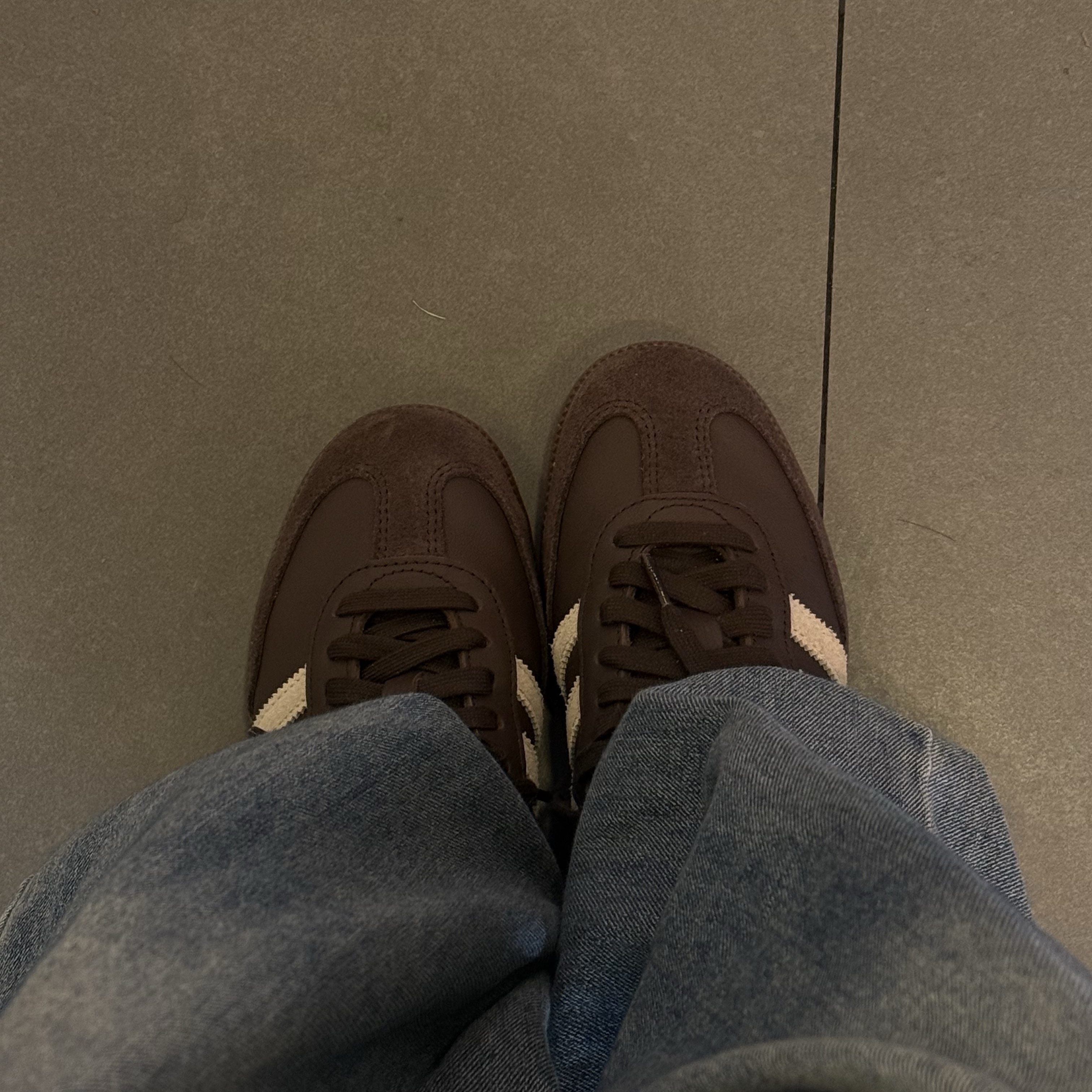 Adidas Samba OG Dark Brown Clay Brown 착용 스타일 - 1