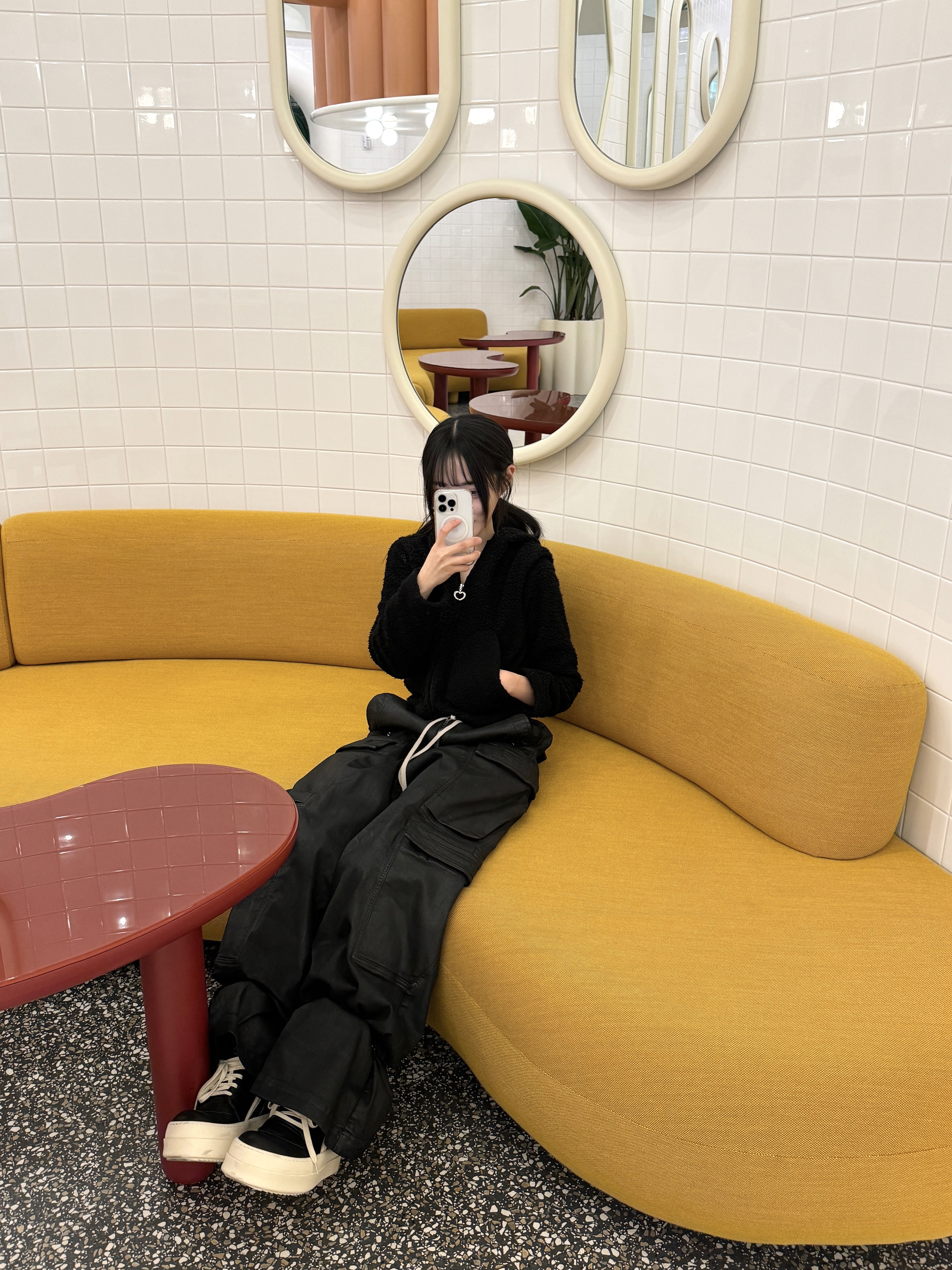 Rick Owens Mega Bumper Geobasket Black Milk, Balenciaga Softwear Heart Zip-Up Hoodie Small Fit Black 착용 스타일 - 4